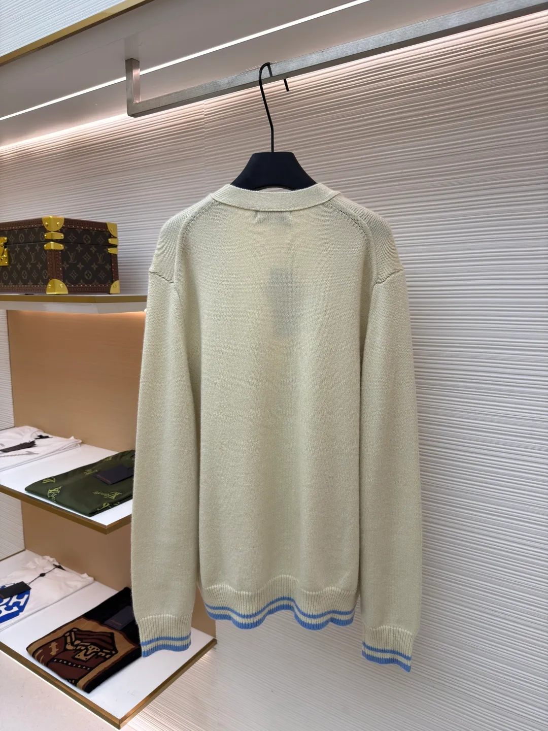 Dior letter embroidered cardigan sweater ●Original version: Purchased and developed for 15500 ●Item number: 1680981-B50 ●Material: wool fabric ●Technology: embroidery production ●Version: fitted version ●Weight: about 625 grams ●Size: The pattern-spun yarn is custom-dyed in beige and apricot colors, and an imported 12-needle knitting machine is used for the plain weave process. The chest is decorated with a classic logo on the front. The letter pattern is embroidered with imported Tajima machines using thousands of needles. It adopts precise needle embroidery technology. The embroidery is very fine and dense, and the letter pattern outlines the design clearly. Double-sided hanging wool technology, fine workmanship, clear texture and lines, extremely fine woven threads are made of environmentally friendly fibers, the overall wiring is straight and delicate, the fabric is comfortable and soft, the color is consistent and no color difference. It can be matched with the same style to create a fashionable look, to control various occasions, customized accessories, complete three standards, the same style for men and women!