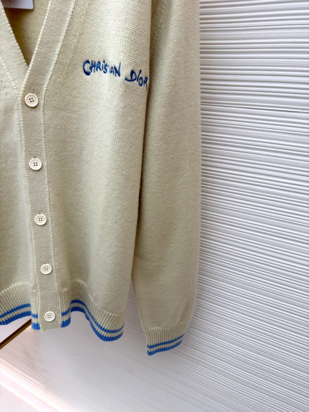 Dior letter embroidered cardigan sweater ●Original version: Purchased and developed for 15500 ●Item number: 1680981-B50 ●Material: wool fabric ●Technology: embroidery production ●Version: fitted version ●Weight: about 625 grams ●Size: The pattern-spun yarn is custom-dyed in beige and apricot colors, and an imported 12-needle knitting machine is used for the plain weave process. The chest is decorated with a classic logo on the front. The letter pattern is embroidered with imported Tajima machines using thousands of needles. It adopts precise needle embroidery technology. The embroidery is very fine and dense, and the letter pattern outlines the design clearly. Double-sided hanging wool technology, fine workmanship, clear texture and lines, extremely fine woven threads are made of environmentally friendly fibers, the overall wiring is straight and delicate, the fabric is comfortable and soft, the color is consistent and no color difference. It can be matched with the same style to create a fashionable look, to control various occasions, customized accessories, complete three standards, the same style for men and women!