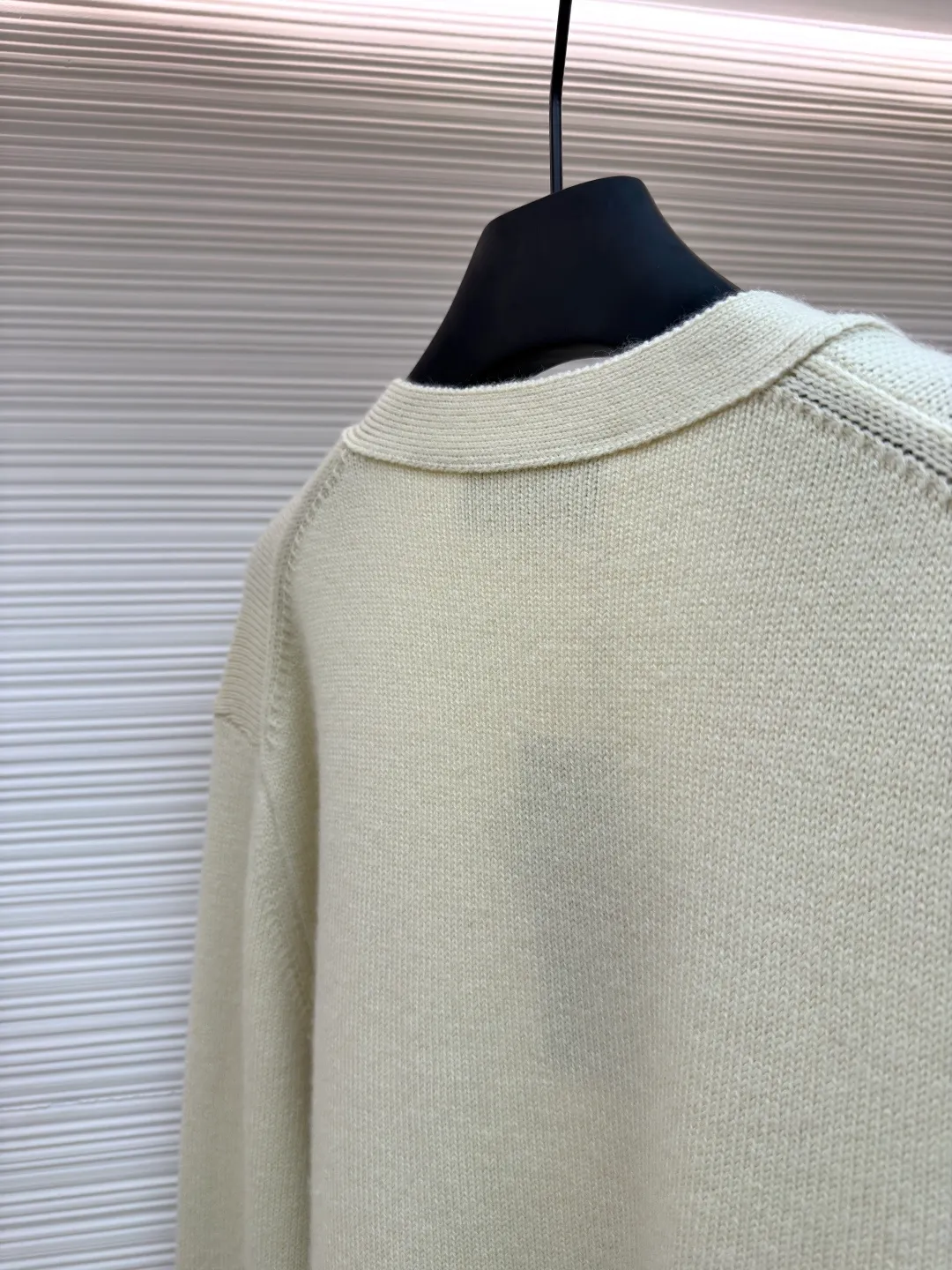 Dior letter embroidered cardigan sweater ●Original version: Purchased and developed for 15500 ●Item number: 1680981-B50 ●Material: wool fabric ●Technology: embroidery production ●Version: fitted version ●Weight: about 625 grams ●Size: The pattern-spun yarn is custom-dyed in beige and apricot colors, and an imported 12-needle knitting machine is used for the plain weave process. The chest is decorated with a classic logo on the front. The letter pattern is embroidered with imported Tajima machines using thousands of needles. It adopts precise needle embroidery technology. The embroidery is very fine and dense, and the letter pattern outlines the design clearly. Double-sided hanging wool technology, fine workmanship, clear texture and lines, extremely fine woven threads are made of environmentally friendly fibers, the overall wiring is straight and delicate, the fabric is comfortable and soft, the color is consistent and no color difference. It can be matched with the same style to create a fashionable look, to control various occasions, customized accessories, complete three standards, the same style for men and women!
