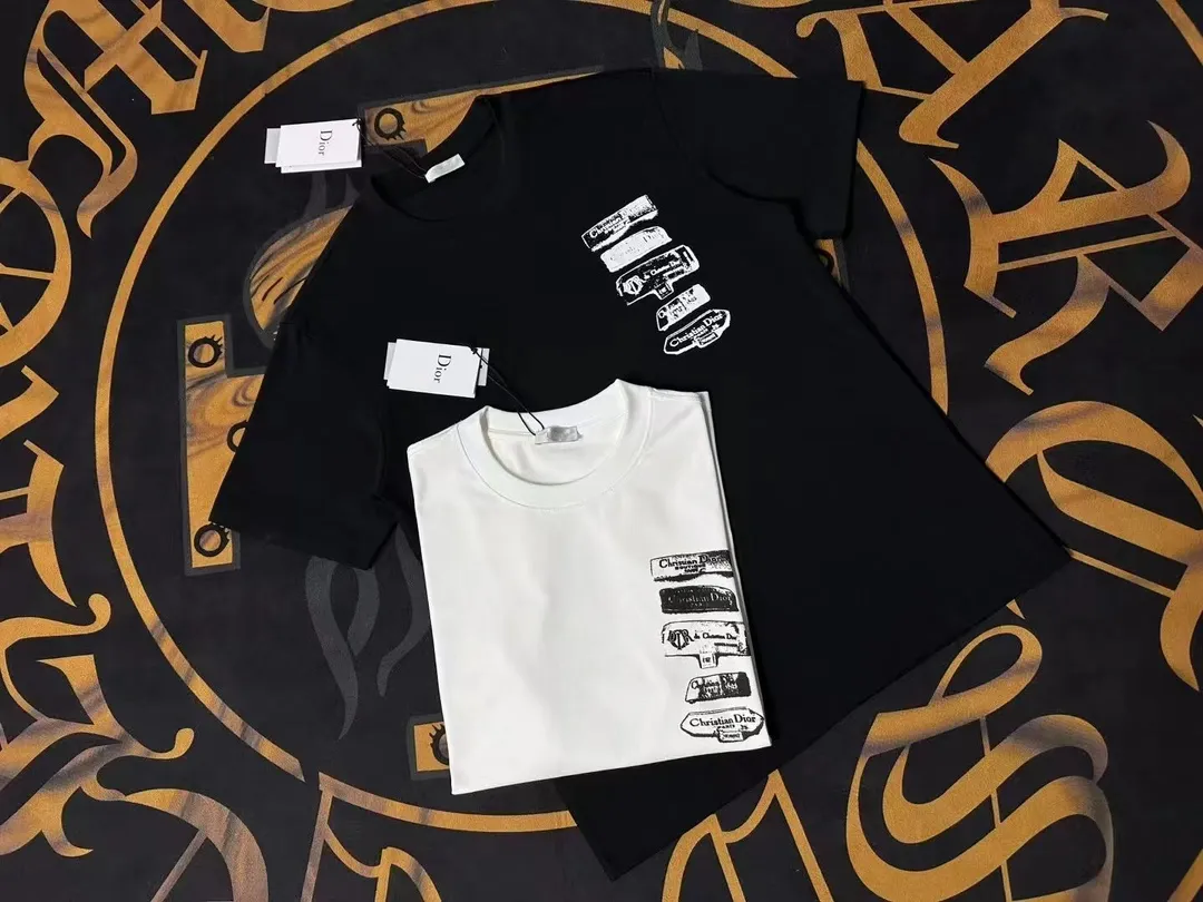 🅿️200 Dior LOGO is exquisitely upgraded, inspired by the retro of the 1980s. Original fabric. Official same style. Short-sleeved T-shirt. Customized fabric. Fabric dyed in the same vat. Very comfortable to the touch. Latest brick cabinet synchronization for spring and summer. Fashionable and personalized. Super versatile. Loose fit is very suitable for both men and women. A must-have for everyone. Hang tag. Collar label. Washed wheat. Complete with three labels. Color: white gray