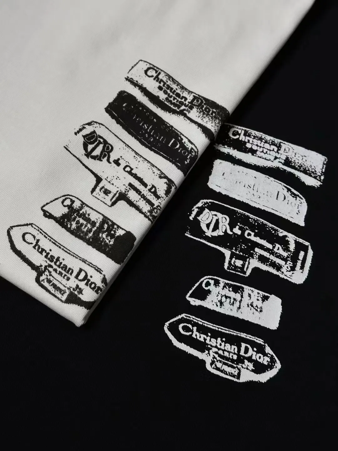 🅿️200 Dior LOGO is exquisitely upgraded, inspired by the retro of the 1980s. Original fabric. Official same style. Short-sleeved T-shirt. Customized fabric. Fabric dyed in the same vat. Very comfortable to the touch. Latest brick cabinet synchronization for spring and summer. Fashionable and personalized. Super versatile. Loose fit is very suitable for both men and women. A must-have for everyone. Hang tag. Collar label. Washed wheat. Complete with three labels. Color: white gray