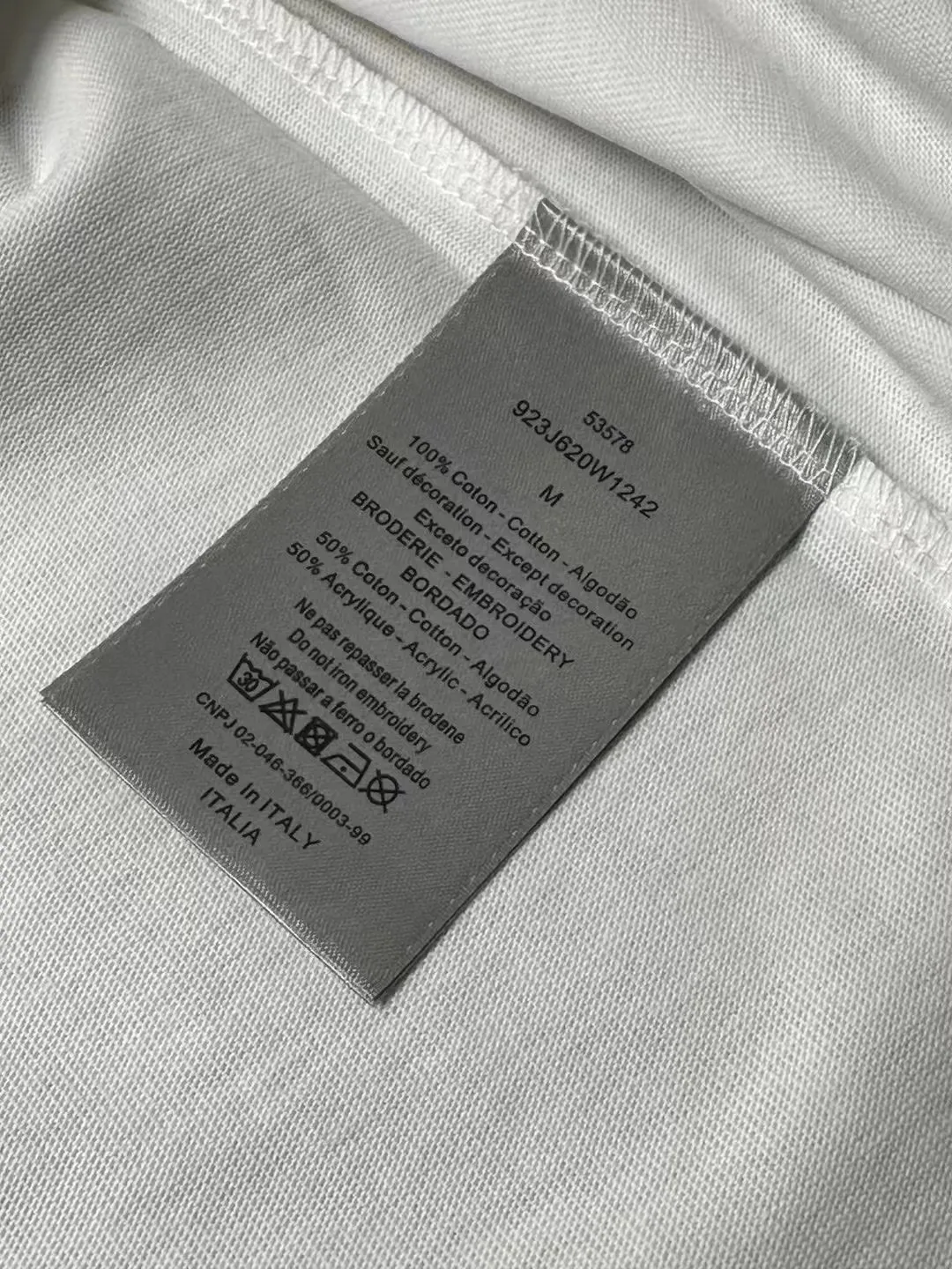 🅿️200 Dior LOGO is exquisitely upgraded, inspired by the retro of the 1980s. Original fabric. Official same style. Short-sleeved T-shirt. Customized fabric. Fabric dyed in the same vat. Very comfortable to the touch. Latest brick cabinet synchronization for spring and summer. Fashionable and personalized. Super versatile. Loose fit is very suitable for both men and women. A must-have for everyone. Hang tag. Collar label. Washed wheat. Complete with three labels. Color: white gray