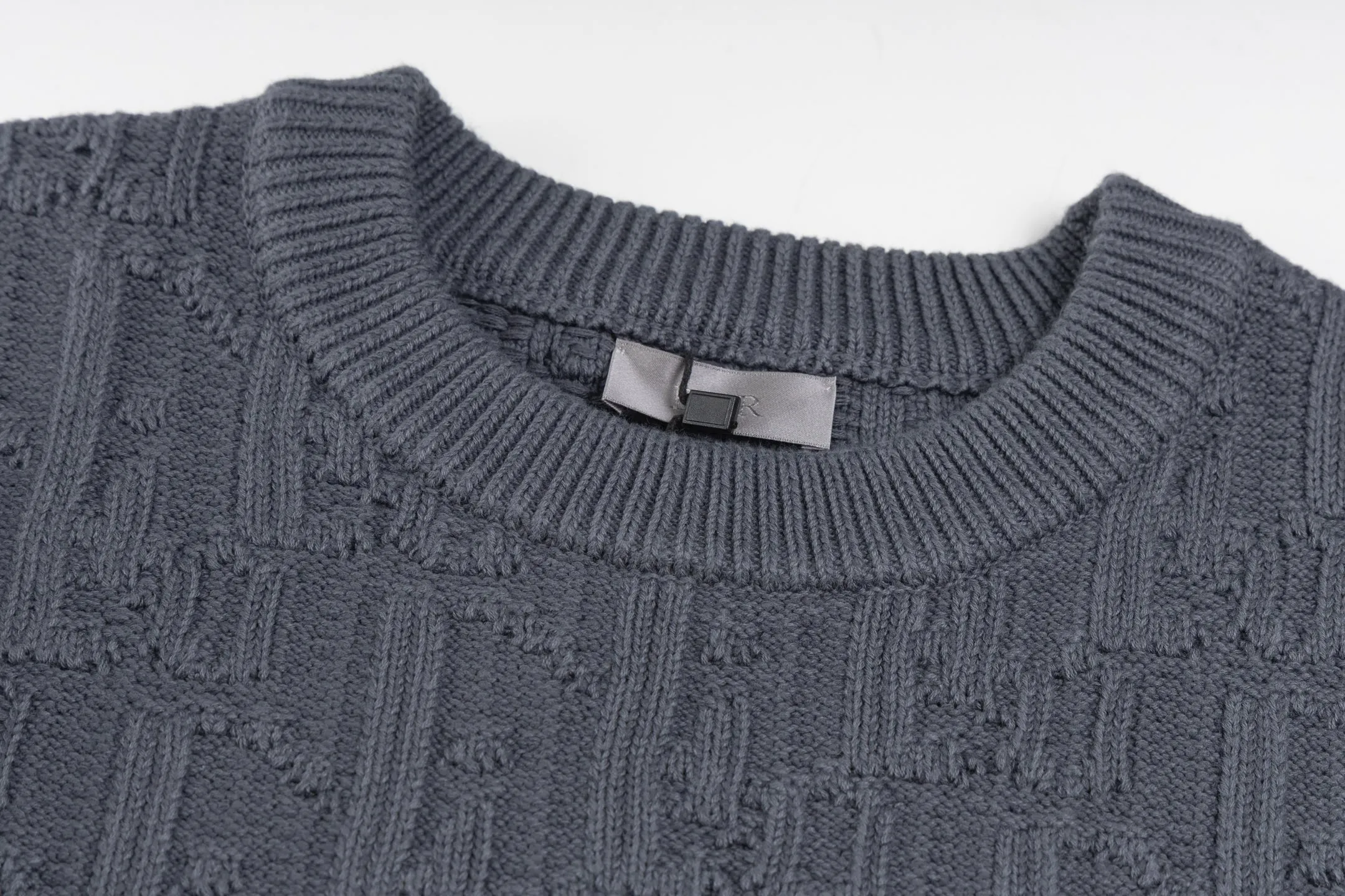 🅿️440 [Exclusive supply] CD 24FW dark pattern presbyopic round neck sweater. The original version was purchased for 18,500 and developed. The fabric is made of cotton and polyester fiber blended jacquard fabric, which is thick and rich in texture. The whole body is decorated with the brand's iconic gray Oblique print pattern, and the same-tone design is low-key and elegant. The oversized cut shows a lazy style, and the collar, cuffs and hem are all ribbed, which not only improves wearing comfort but also adds aesthetic details. The fabric undergoes a special weaving process to ensure that the printed pattern is clear and three-dimensional while maintaining the softness of the knitted fabric. The cotton blend material brings good breathability and skin-friendly touch, while the polyester fiber component enhances the durability and anti-wrinkle performance of the clothing. The overall design perfectly balances fashion sense and practicality, making it an exquisite item with both brand recognition and daily practicality. Size:S/M/L/XL