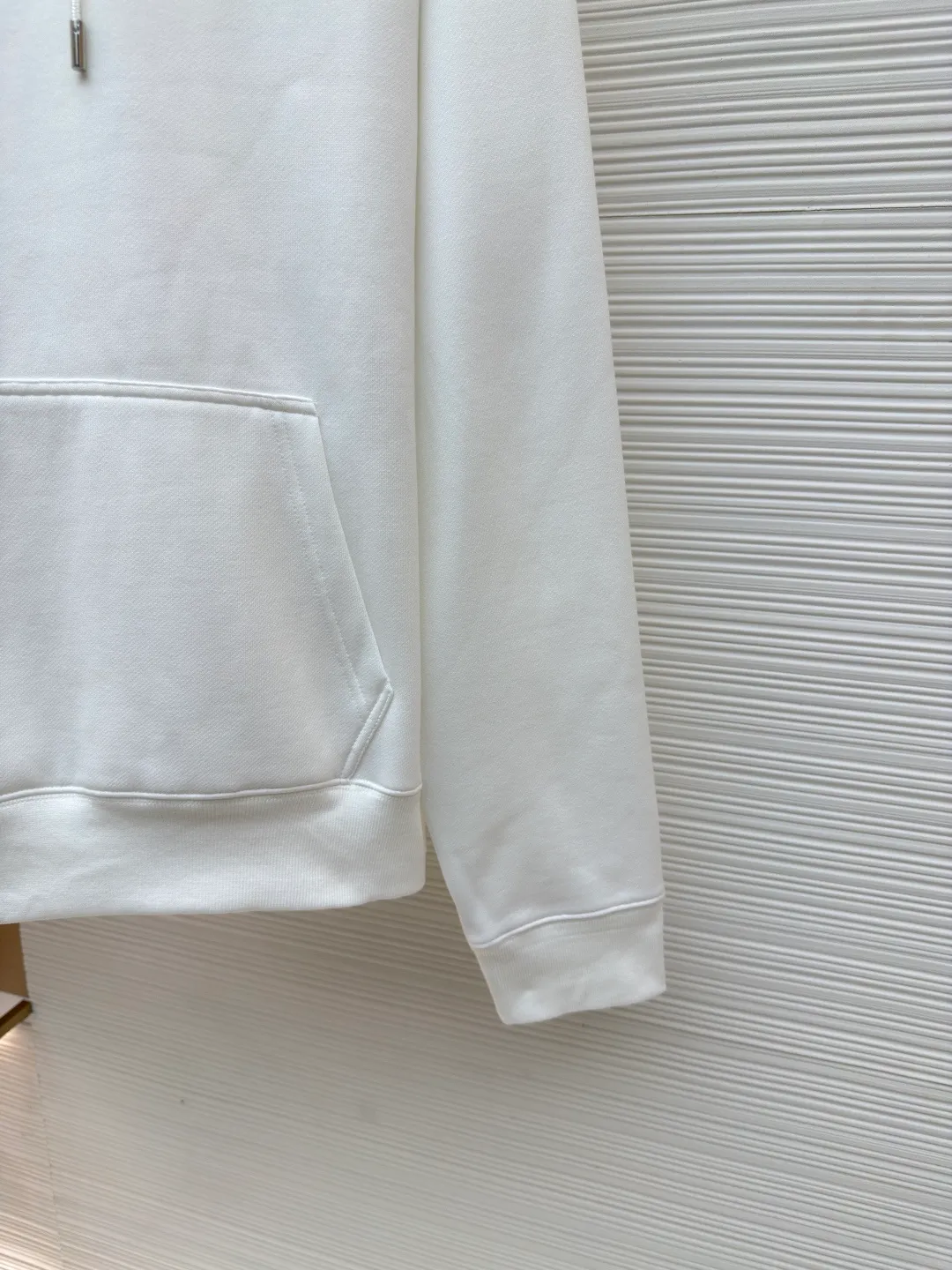 DIOR logo embroidered long-sleeved hoodie ●Authentic product: purchased and developed by 13066 ●Item number: 1680344-A85 ●Fabric: pure cotton fabric ●Technology: embroidery production ●Version: loose fit ●Weight: about 755 grams ●Size: S-M-L-XL ●Description: Made of customized cotton fabric, with classic high-density logo embroidery on the chest and velvet design on the inside. It can be matched with bottoms of the same season to create a fashionable look. It can be worn inside or outside to suit various occasions. Customized accessories, complete with three labels, same style for men and women!