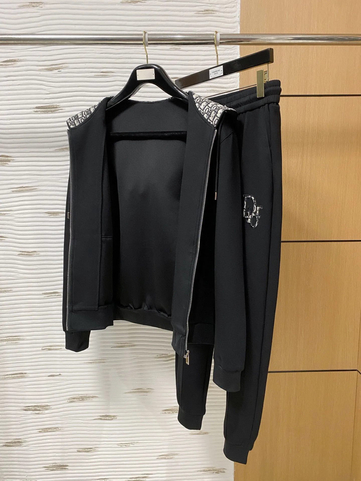 🅿️720 [DiOR Dior] hot-selling suit is coming. Focus on the original version of the official website. 2025 new hot-selling cardigan and sweatshirt suit. The original order is the best. 🇭🇰The meticulous work of top designers is dedicated to a fitting and perfect upper body effect. All-natural high-quality Tencel Roman cotton 100%, close-fitting comfort, noble and elegant! Original hardware embodies elegance and nobility! Counter size: M-3XL (maximum wear up to 190 pounds)