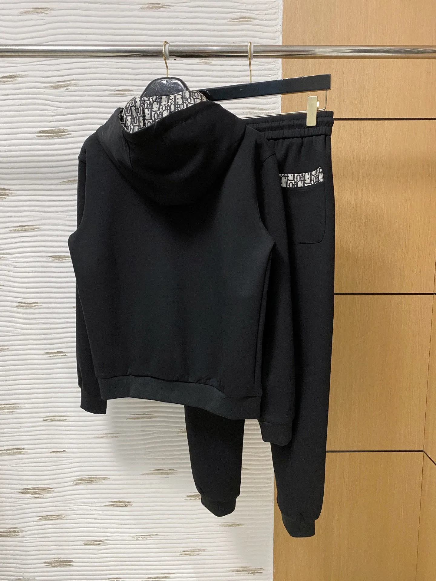 🅿️720 [DiOR Dior] hot-selling suit is coming. Focus on the original version of the official website. 2025 new hot-selling cardigan and sweatshirt suit. The original order is the best. 🇭🇰The meticulous work of top designers is dedicated to a fitting and perfect upper body effect. All-natural high-quality Tencel Roman cotton 100%, close-fitting comfort, noble and elegant! Original hardware embodies elegance and nobility! Counter size: M-3XL (maximum wear up to 190 pounds)