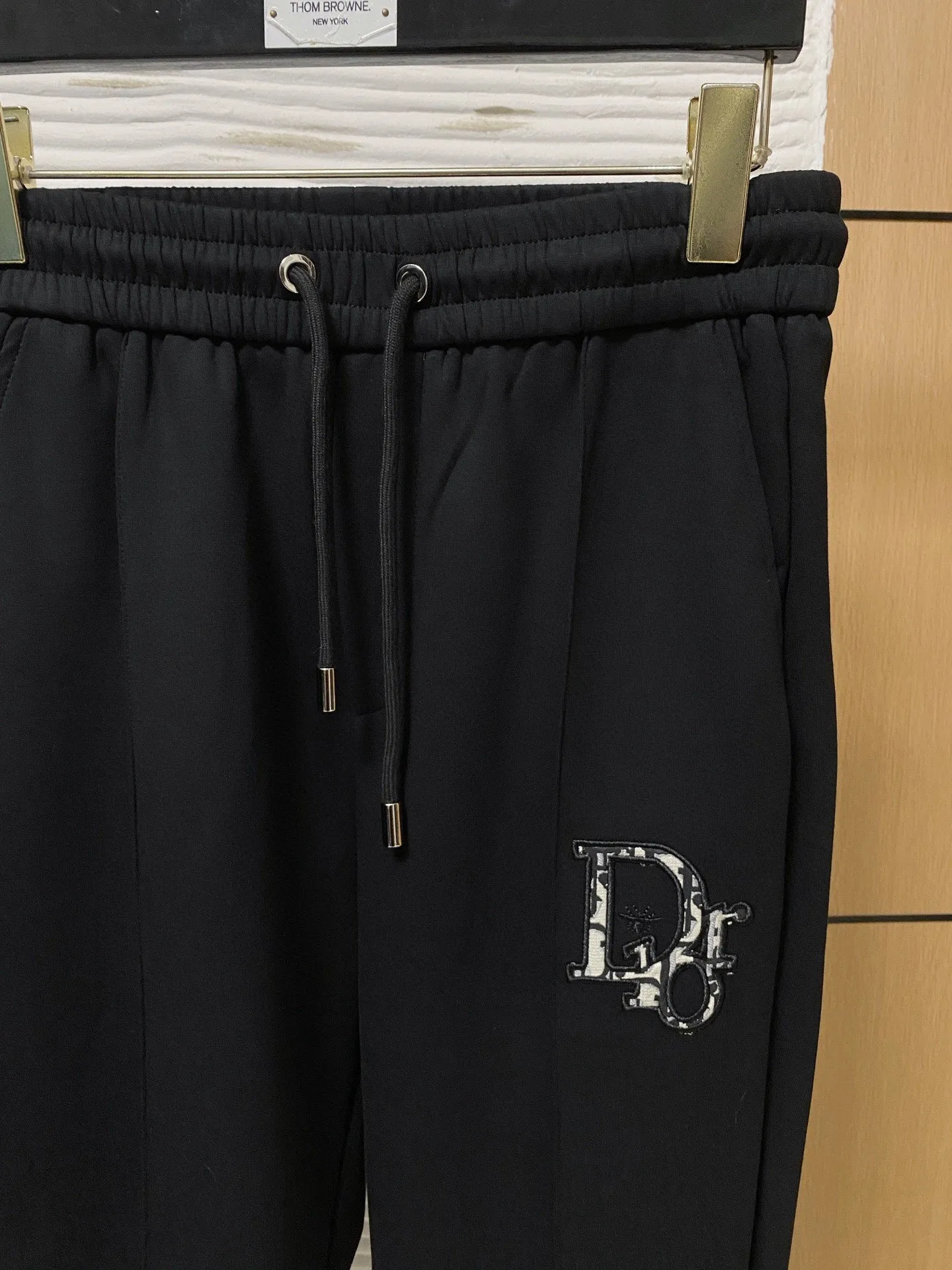 🅿️720 [DiOR Dior] hot-selling suit is coming. Focus on the original version of the official website. 2025 new hot-selling cardigan and sweatshirt suit. The original order is the best. 🇭🇰The meticulous work of top designers is dedicated to a fitting and perfect upper body effect. All-natural high-quality Tencel Roman cotton 100%, close-fitting comfort, noble and elegant! Original hardware embodies elegance and nobility! Counter size: M-3XL (maximum wear up to 190 pounds)