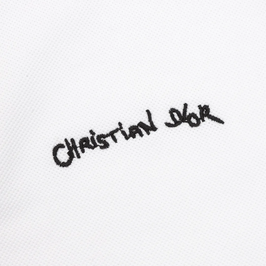 🅿️270 DIOR/Dior short-sleeved polo with cursive letter embroidery, original custom-made 200g cotton vermilion fabric, thread dyed the same as the original. Inspired by classic letter series. A cursive graphic design reinterprets the classic logo. Contrasting logo patch at chest. The imported machine-made tatami embroidery technology makes the letter logo appear delicate and exquisite, enhancing the decorative effect. Use an embroidery machine to embroider the designed letter logo onto the patch. Unisex Size: S-L