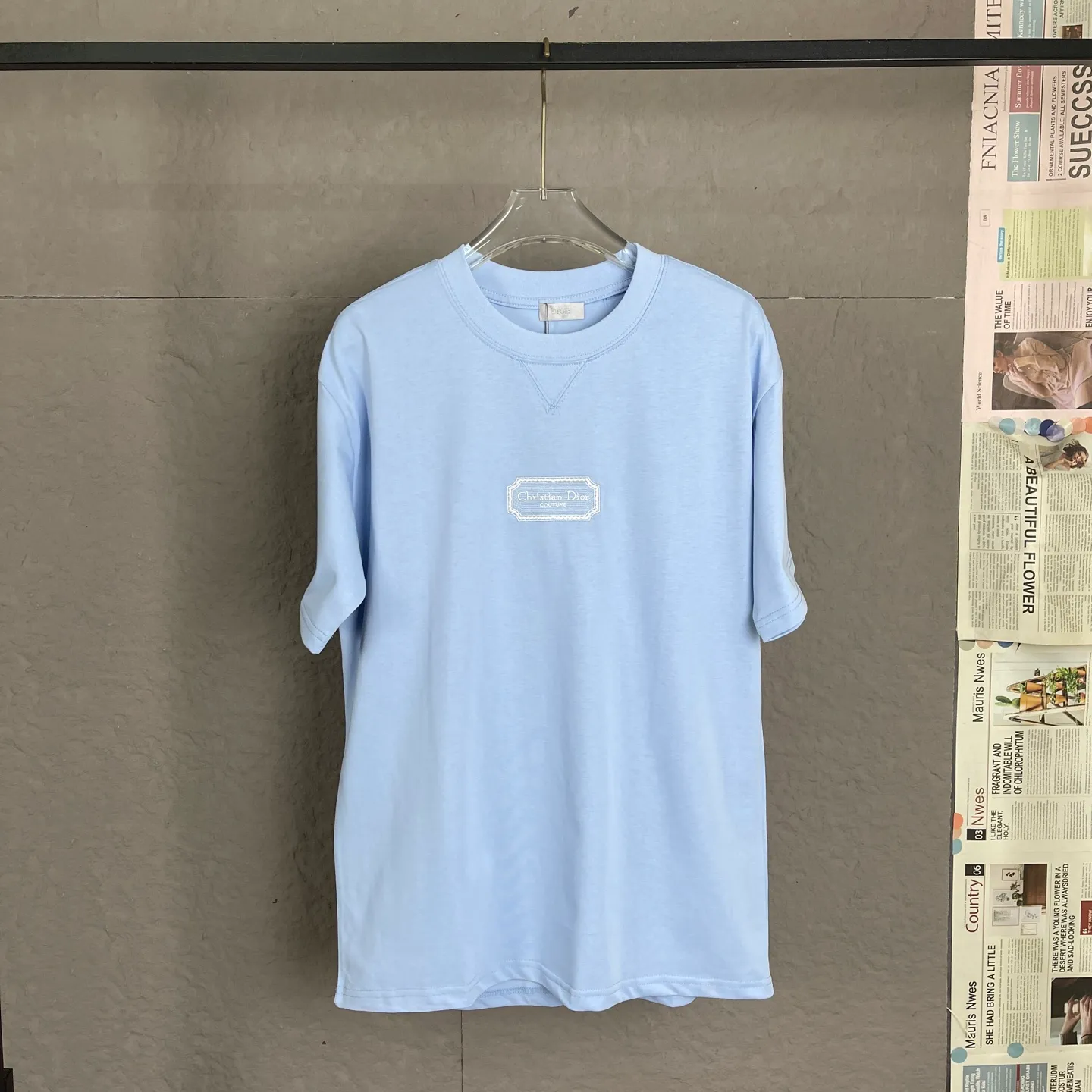 🅿️180 /A13 DIOR couture blade embroidered short-sleeved T-shirt. Exclusively customized with 300 grams of original board. Double yarn pure cotton fabric texture is very soft and comfortable. 100% different from the market's top fabrics (no shrinkage, no deformation, no pilling). Matched with 320 grams of 1x1 thread (fabric thread is dyed in the same vat, no color difference, not easy to deform). Original 1:1 version. Original 1:1 customized accessories. Collar label Care label, tag, packaging (perfect details) Size: S-XL Color: apricot, white, blue, gray, dark gray