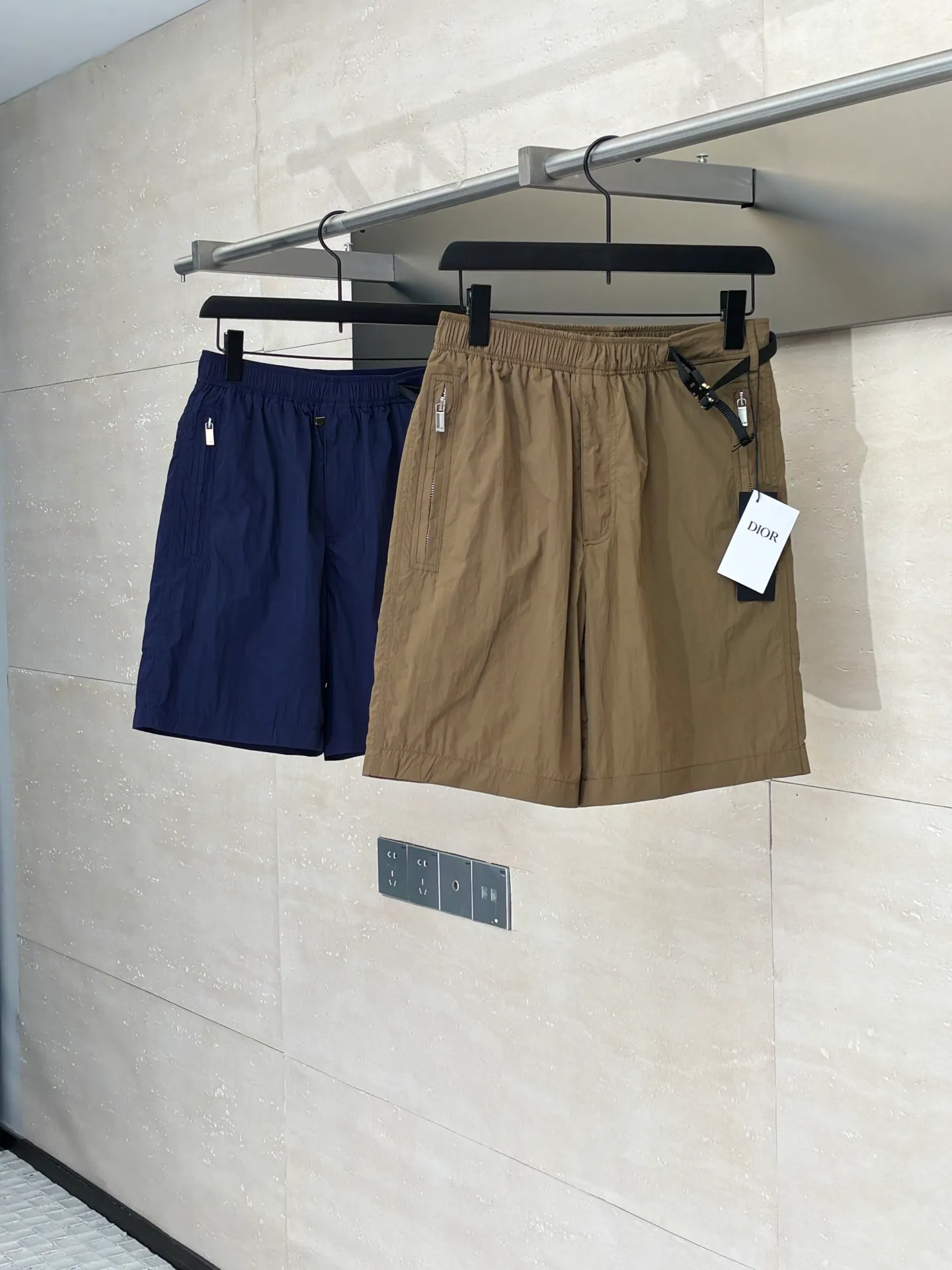 🅿️390 Dio*/Dior 25Ss new belt buckle pocket zipper shorts. Customized technical fabric, the upper body is dry and comfortable, and feels smooth. Matched with Dior knotted belt buckle to enhance the style. It has an elastic waistband and side zipper pockets, making the casual fit more refined. A new interpretation of the classic item, highlighting the fashion style. Can be paired with a T-shirt to create a fashionable and casual matching look. Size: S/M/L/XL