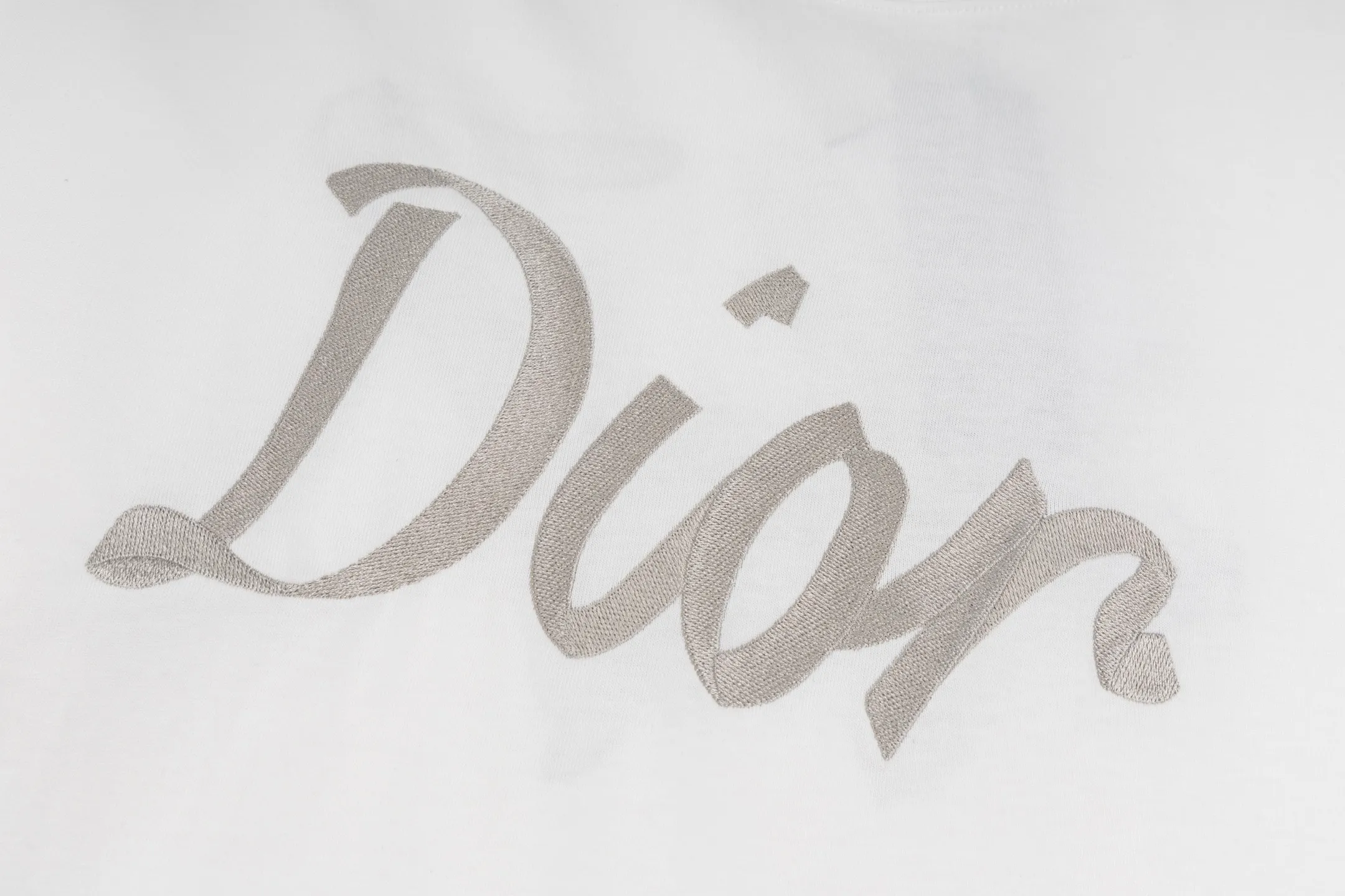 🅿️250 Style No. B42 Dior 47 letter embroidery ribbon long T consistent style on DIOR official website Fabric: 32 count double yarn 300g pure cotton fabric Weaving and dyeing threads of the same color in the same cylinder The same color Process: Imported machine front and rear thousands of needles full embroidery Can wear up to 200 pounds. The size is measured manually. The error of 2-3cm is normal. Color: black white size: s m l xl