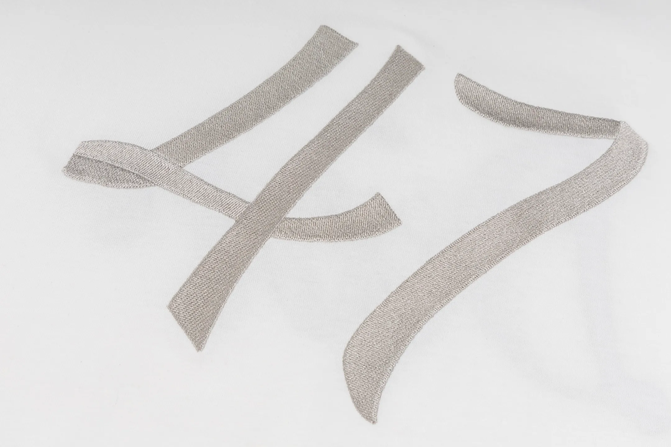 🅿️250 Style No. B42 Dior 47 letter embroidery ribbon long T consistent style on DIOR official website Fabric: 32 count double yarn 300g pure cotton fabric Weaving and dyeing threads of the same color in the same cylinder The same color Process: Imported machine front and rear thousands of needles full embroidery Can wear up to 200 pounds. The size is measured manually. The error of 2-3cm is normal. Color: black white size: s m l xl