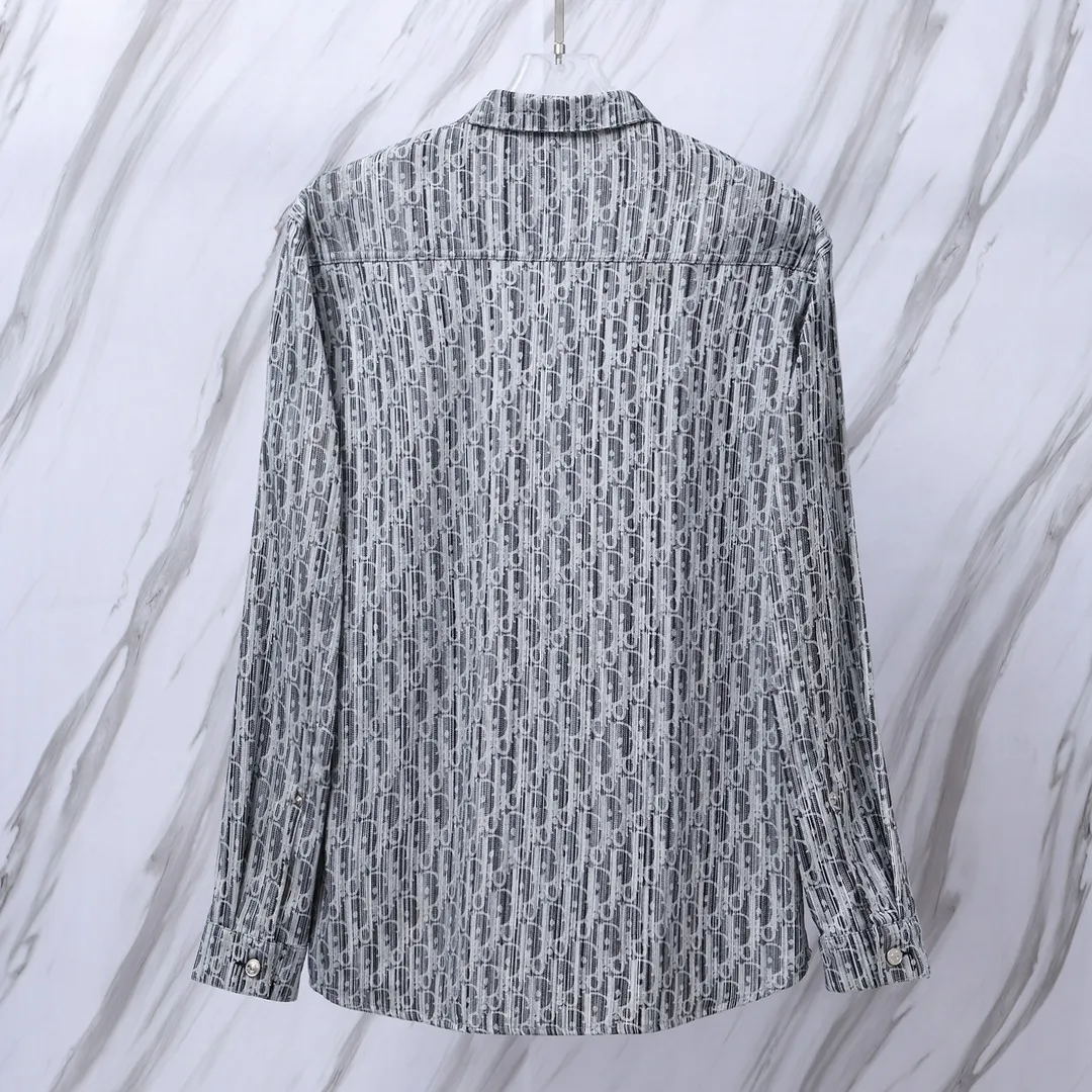 🅿️280 Item No.: D11 (grey) Dior/Dior DR letter-dyed all-over logo jacquard long-sleeved denim shirt. The fabric is made of high-end custom-woven denim fabrics. It is independently completed in 36 processes in the own brand factory assembly line based on the original version. Exquisite workmanship, neat routing, fine stitch length, loose and versatile version, casual and fashionable. The buttons are made of exclusive molded aluminum buttons with letters, which are not easy to rust after long-term storage after washing. The "Dior" letters on the small buttons on the pockets are clearly visible. The letters on the fabric are printed using a discharge printing process. The color of the original yarn is pulled out to white and gray. It is not the so-called printed or jacquard fabric on the market. The texture of the fabric is thick and stiff, and the fabric properties are not easy to wrinkle. The dyeing yarn restores the original color. The packaging uses a new packaging bag with DR letters. The packaging tags are complete. The same style for men and women. Color: Gray Size: 38/39/40/41