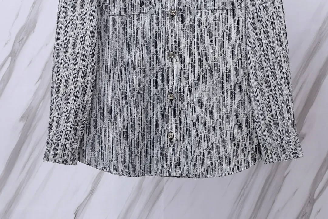 🅿️280 Item No.: D11 (grey) Dior/Dior DR letter-dyed all-over logo jacquard long-sleeved denim shirt. The fabric is made of high-end custom-woven denim fabrics. It is independently completed in 36 processes in the own brand factory assembly line based on the original version. Exquisite workmanship, neat routing, fine stitch length, loose and versatile version, casual and fashionable. The buttons are made of exclusive molded aluminum buttons with letters, which are not easy to rust after long-term storage after washing. The "Dior" letters on the small buttons on the pockets are clearly visible. The letters on the fabric are printed using a discharge printing process. The color of the original yarn is pulled out to white and gray. It is not the so-called printed or jacquard fabric on the market. The texture of the fabric is thick and stiff, and the fabric properties are not easy to wrinkle. The dyeing yarn restores the original color. The packaging uses a new packaging bag with DR letters. The packaging tags are complete. The same style for men and women. Color: Gray Size: 38/39/40/41
