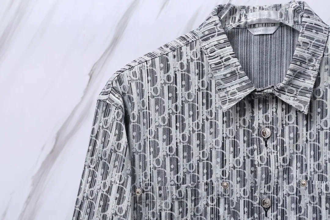 🅿️280 Item No.: D11 (grey) Dior/Dior DR letter-dyed all-over logo jacquard long-sleeved denim shirt. The fabric is made of high-end custom-woven denim fabrics. It is independently completed in 36 processes in the own brand factory assembly line based on the original version. Exquisite workmanship, neat routing, fine stitch length, loose and versatile version, casual and fashionable. The buttons are made of exclusive molded aluminum buttons with letters, which are not easy to rust after long-term storage after washing. The "Dior" letters on the small buttons on the pockets are clearly visible. The letters on the fabric are printed using a discharge printing process. The color of the original yarn is pulled out to white and gray. It is not the so-called printed or jacquard fabric on the market. The texture of the fabric is thick and stiff, and the fabric properties are not easy to wrinkle. The dyeing yarn restores the original color. The packaging uses a new packaging bag with DR letters. The packaging tags are complete. The same style for men and women. Color: Gray Size: 38/39/40/41