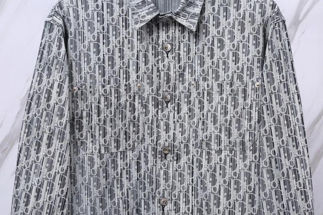 🅿️280 Item No.: D11 (grey) Dior/Dior DR letter-dyed all-over logo jacquard long-sleeved denim shirt. The fabric is made of high-end custom-woven denim fabrics. It is independently completed in 36 processes in the own brand factory assembly line based on the original version. Exquisite workmanship, neat routing, fine stitch length, loose and versatile version, casual and fashionable. The buttons are made of exclusive molded aluminum buttons with letters, which are not easy to rust after long-term storage after washing. The "Dior" letters on the small buttons on the pockets are clearly visible. The letters on the fabric are printed using a discharge printing process. The color of the original yarn is pulled out to white and gray. It is not the so-called printed or jacquard fabric on the market. The texture of the fabric is thick and stiff, and the fabric properties are not easy to wrinkle. The dyeing yarn restores the original color. The packaging uses a new packaging bag with DR letters. The packaging tags are complete. The same style for men and women. Color: Gray Size: 38/39/40/41