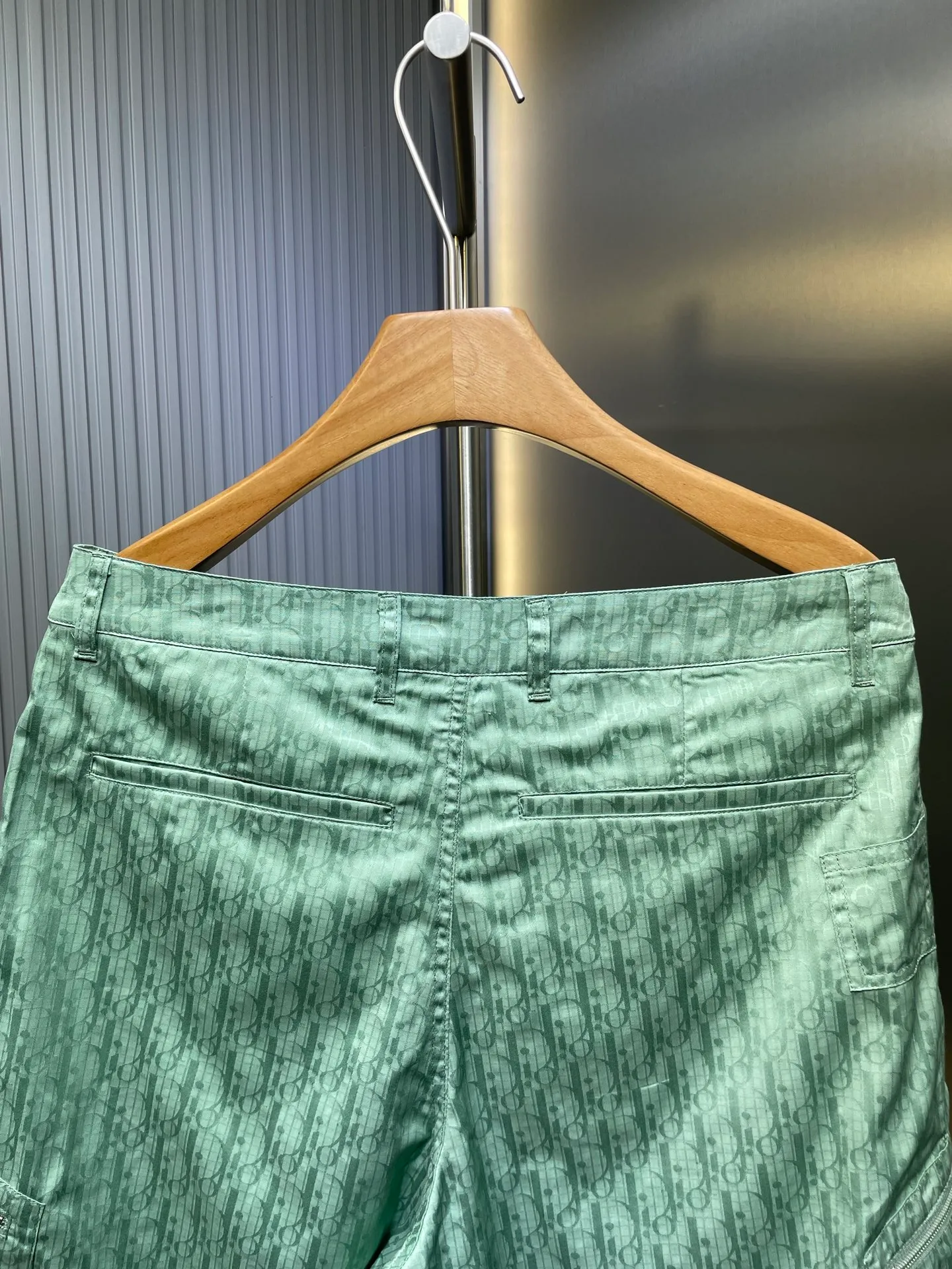 🅿️450 Dior🌟【Top Replica】The new 24ss shorts are from the 2024 beachwear limited series, showing Dior’s classic oblique print. Crafted from blue mulberry silk and cotton-blend jacquard, it has a relaxed fit with an elasticated waistband and slit side pockets. Wear with the matching shirt for a sophisticated summer look! Number of yards: 46.48.50.52.