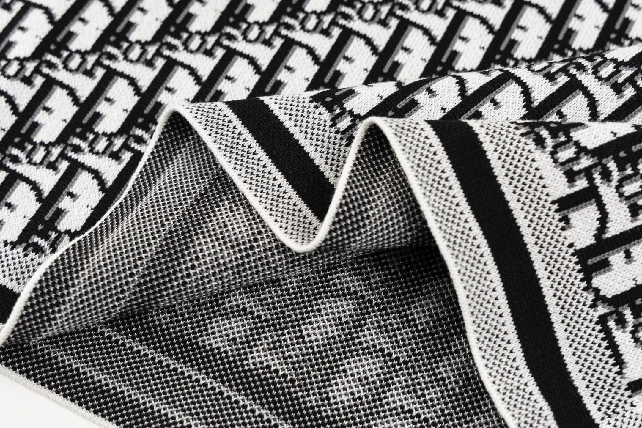 🅿️200 Style No. #Z24 Dior all-over printed old flower round neck knitted short-sleeved DIOR official website consistent style Fabric: Imitation wool fine pure cotton knitting Same color woven and dyed threads in the same cylinder Matching colors: complete three standards Cardboard oil paper code sticker packaging High-temperature pre-shrinking process before production, no shrinkage and deformation Imported machine professional version production os version can wear up to 200 pounds Manual measurement of size An error of 2-3cm is normal. Color: picture color size: s m l xl