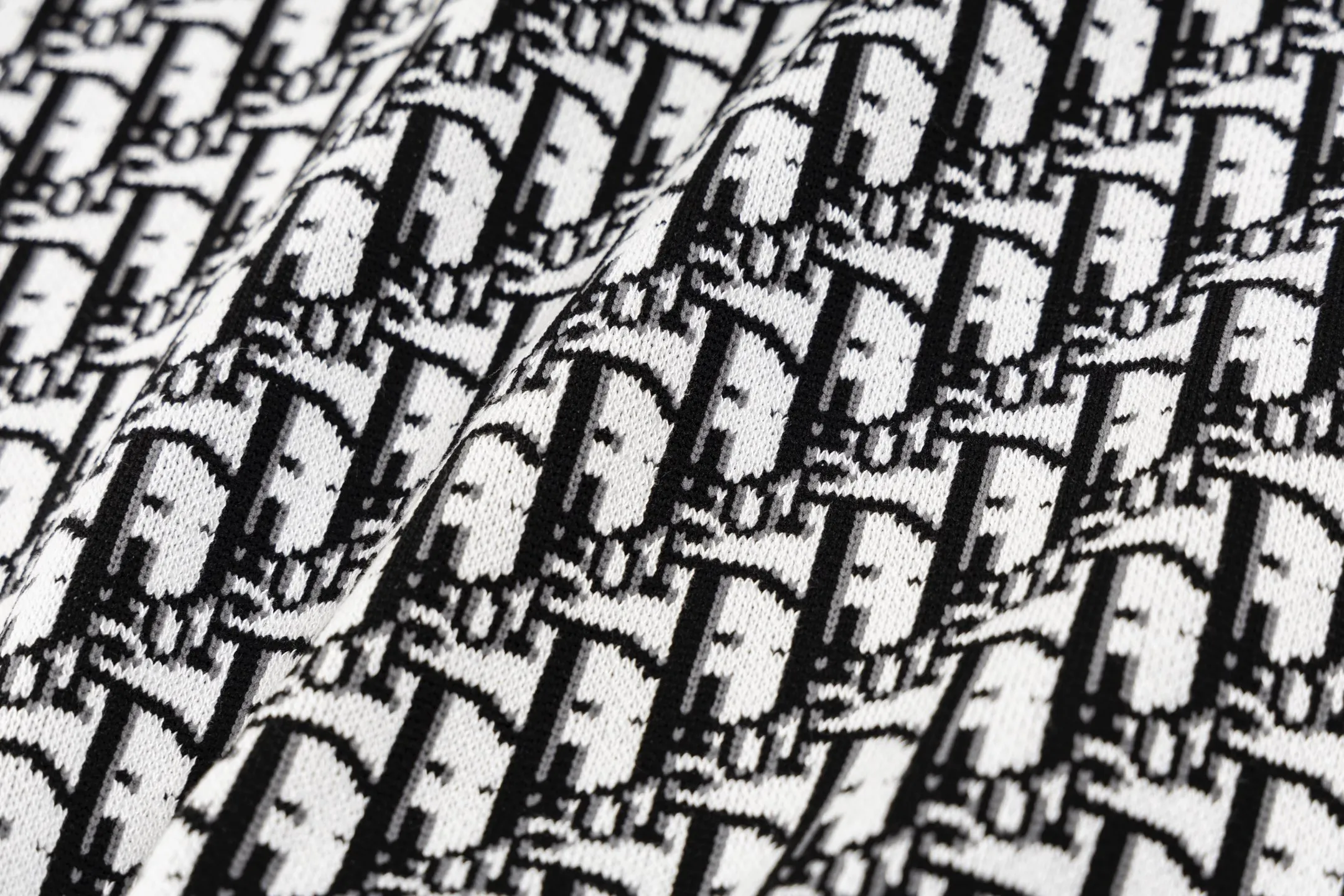 🅿️200 Style No. #Z24 Dior all-over printed old flower round neck knitted short-sleeved DIOR official website consistent style Fabric: Imitation wool fine pure cotton knitting Same color woven and dyed threads in the same cylinder Matching colors: complete three standards Cardboard oil paper code sticker packaging High-temperature pre-shrinking process before production, no shrinkage and deformation Imported machine professional version production os version can wear up to 200 pounds Manual measurement of size An error of 2-3cm is normal. Color: picture color size: s m l xl