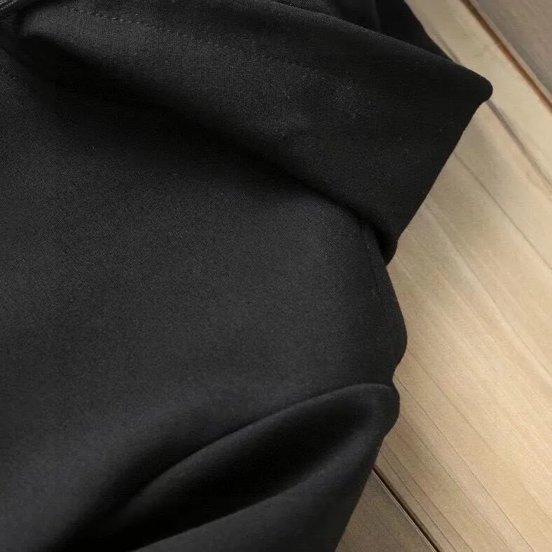🅿️400 [DIOR Dior] (Fat Man Gospel) hot-selling suit is coming. Focus on the original version of the official website. 2025 new hot-selling cardigan sweater suit. The original order is the best product. 🇭🇰The meticulous work of top designers is dedicated to a fitting and perfect upper body effect. All-natural high-quality Roman cotton 100%, close-fitting comfort, noble and elegant! Original hardware embodies elegance and nobility! Counter size: M-5XL (maximum wear up to 220 pounds)