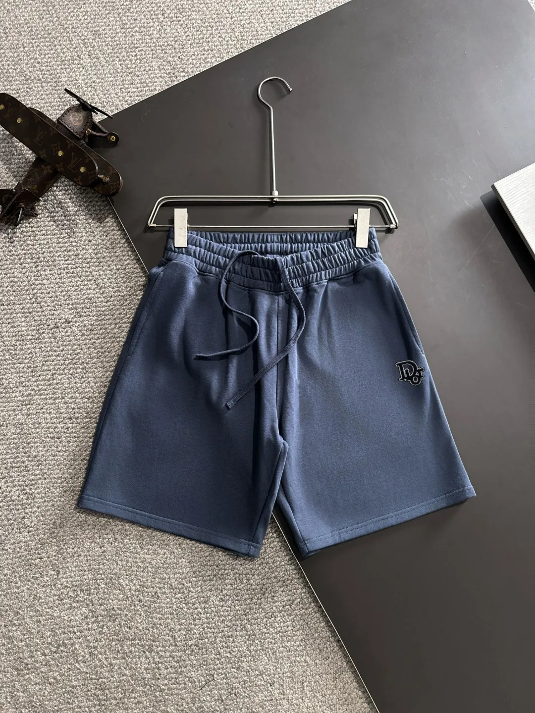 🅿️330 shipped next day, high quality DIOR/Dior 2025 spring and summer new casual solid color loose shorts with elastic band, two needle stitches at the hem of the trousers, fine and firm stitching, custom-made fabrics at the counter with high breathability and comfort, impeccable details, brand element design concept, reflecting high quality. It feels delicate and soft! It presents a casual cut and the upper body shape is great! Size: S-XXL