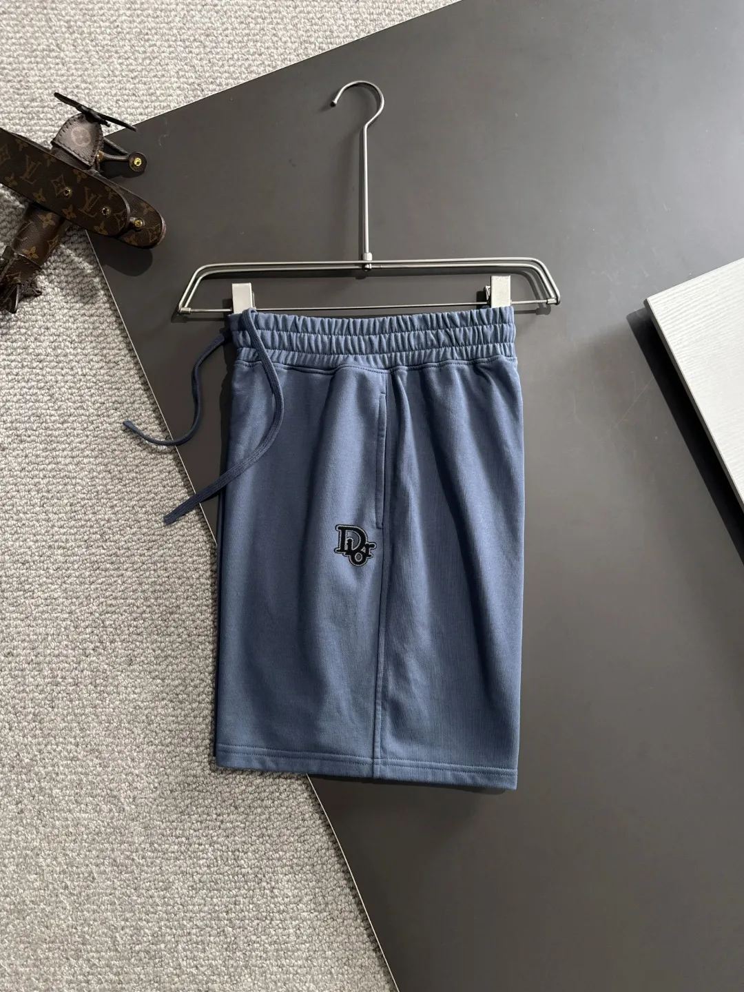 🅿️330 shipped next day, high quality DIOR/Dior 2025 spring and summer new casual solid color loose shorts with elastic band, two needle stitches at the hem of the trousers, fine and firm stitching, custom-made fabrics at the counter with high breathability and comfort, impeccable details, brand element design concept, reflecting high quality. It feels delicate and soft! It presents a casual cut and the upper body shape is great! Size: S-XXL
