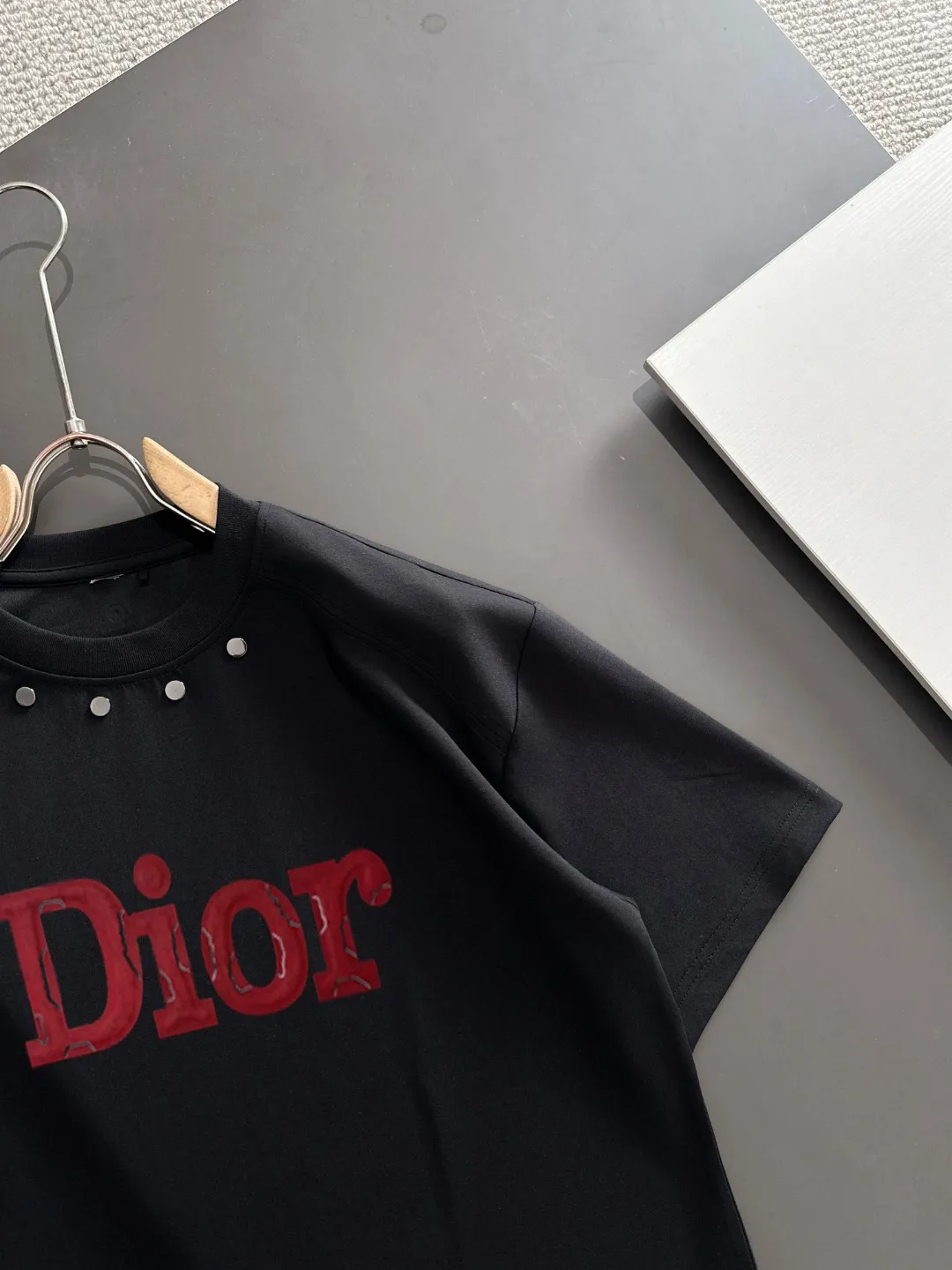 🅿️270 shipped next day Dior 2025 summer new style (top quality, differentiated currency) launches double yarn pure cotton fabric short sleeves, spring and summer catwalk style, personalized and exclusive style, same style for men and women, using imported custom-dyed fabrics, chain bottom back collar, fully shoulder-covering, no deformation or shrinkage when exposed to water, SIZE: M to 3XL