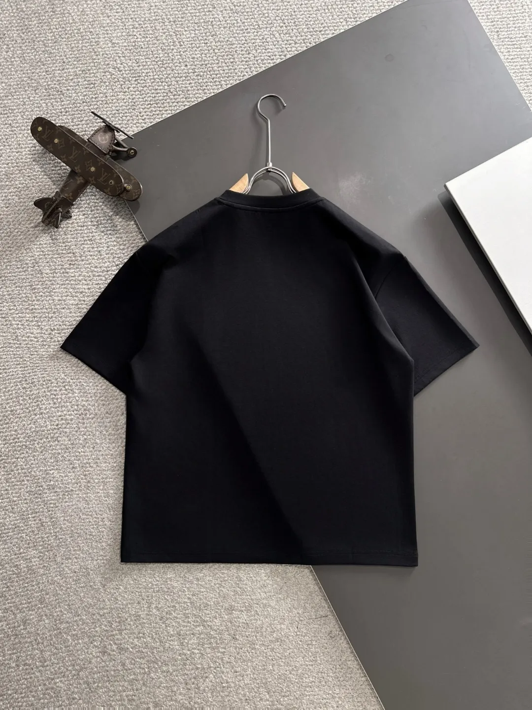 🅿️270 shipped next day Dior 2025 summer new style (top quality, differentiated currency) launches double yarn pure cotton fabric short sleeves, spring and summer catwalk style, personalized and exclusive style, same style for men and women, using imported custom-dyed fabrics, chain bottom back collar, fully shoulder-covering, no deformation or shrinkage when exposed to water, SIZE: M to 3XL