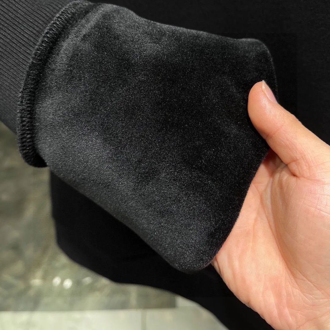 🅿️400 brand [DIOR Dior] (velvet and thickened) 2025 autumn and winter new product, celebrities' favorite fashion-flavored casual suit, clean and neat tailoring, full of urban style. It is made of high-quality customized fabrics, with excellent thermal insulation effect inside, soft and dry feel, and a crisp and stylish upper body effect. The three-dimensional cutting process and the pattern are all of high standards, and the silhouette version has the right benefits! It is not tight at all, and you feel good when you put it on. So many top-quality raw materials create high-end products with unparalleled value. It is the first choice for high-end fashion people. (Size: M-4XL can wear up to 200 pounds)