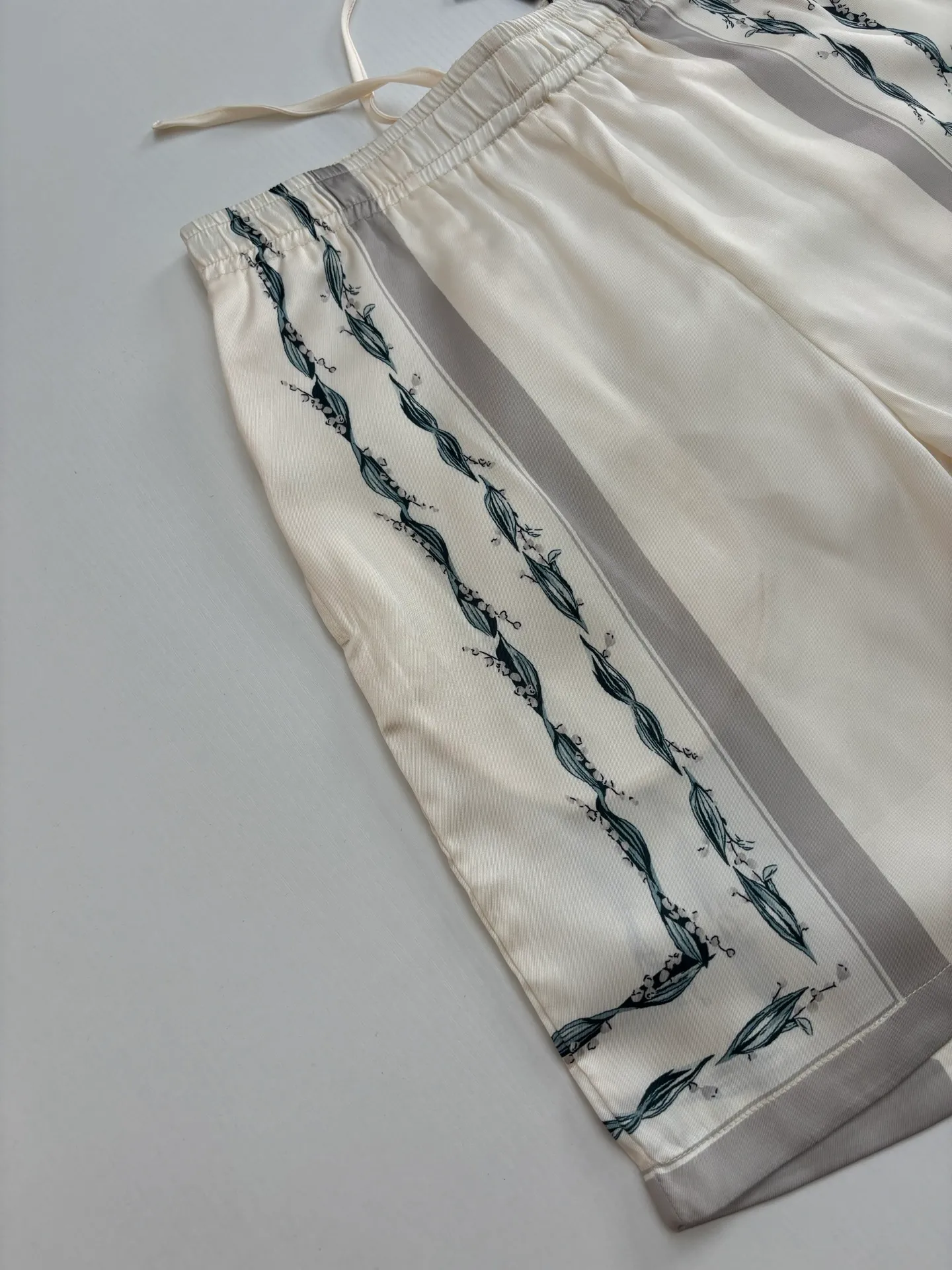 🅿️350 Dio*/Dior 25ss new lily of the valley shorts highlight the classic Cistian Couture logo and are embellished with lily of the valley patterns to pay tribute to Mr.’s love for flowers. Crafted from white mulberry silk twill fabric, it can be paired with the matching set for a classic look.  Size：S/M/L/XL