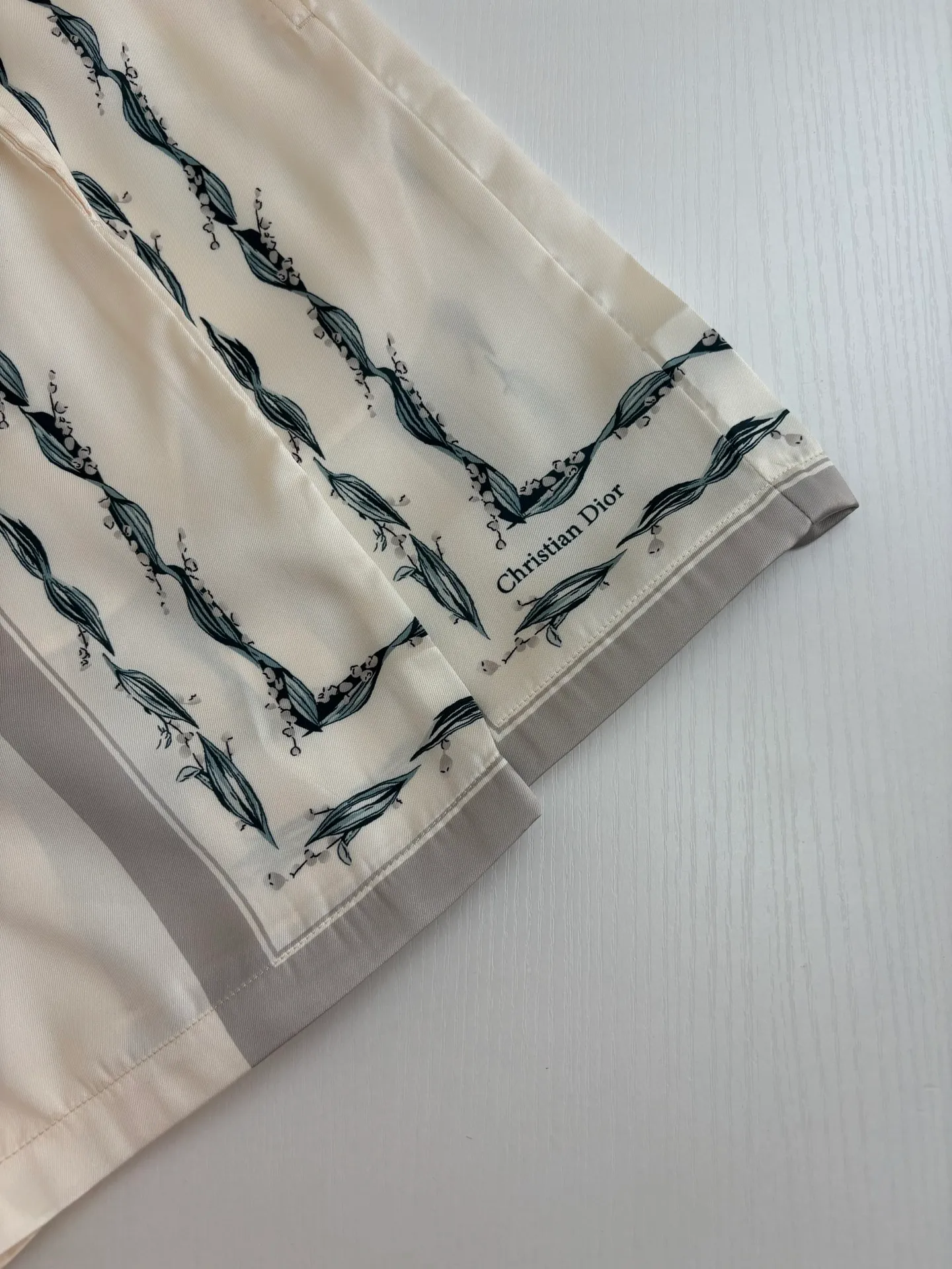 🅿️350 Dio*/Dior 25ss new lily of the valley shorts highlight the classic Cistian Couture logo and are embellished with lily of the valley patterns to pay tribute to Mr.’s love for flowers. Crafted from white mulberry silk twill fabric, it can be paired with the matching set for a classic look.  Size：S/M/L/XL