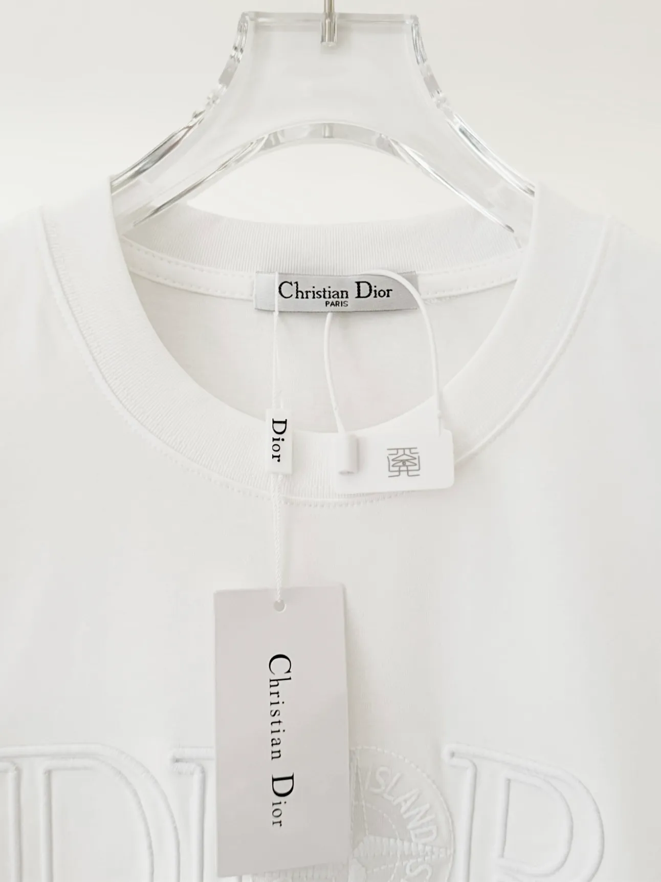 🅿️190 [Higher Version] Dior x Stone Island Dior x Stone Island joint embroidered short sleeves. The fabric is 32 counts, 280g, full of texture and soft to the touch. The process adopts imported machine embroidery technology. Advanced computer control system and precision mechanical components are used to realize the Dior Stone Island embroidery operation. High precision. The lines are smooth and delicate. The valley wave weaving process adjusts the knitting method of the front and rear continuous needle beds to create a horizontal convex effect on the surface of the knitted fabric. The fabric is washed and has a better hand feel. It is not easy to deform, shrink or fade. Maintain long-lasting beauty, complete with three standard styles for men and women. Color: black/white Size: S to xL