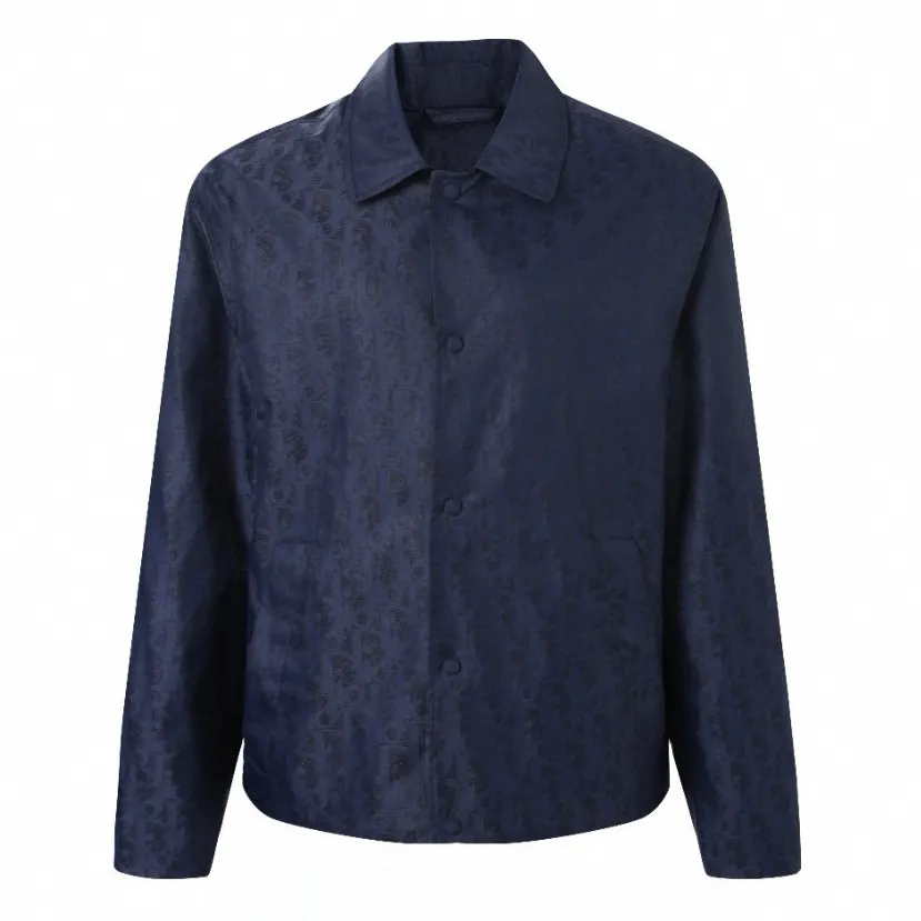 🅿️620 [Exclusive supply] CD full-frame jacquard lapel jacket (blue) The fabric is made of 100% nylon fabric. The ultra-fine denier yarn is made through precision weaving technology to achieve a fabric density of 580 needles/square inch, which is lightweight while building a strong frame. The microporous structure is breathable and water-repellent, greatly improving the performance of the finished product in multiple occasions. Advanced laser jacquard technology is used to form a concave and convex texture on the surface of the fabric, with a strong three-dimensional effect and a more obvious 3D effect. The pattern is clear and delicate, and the color is full and even. Size:46/48/50/52