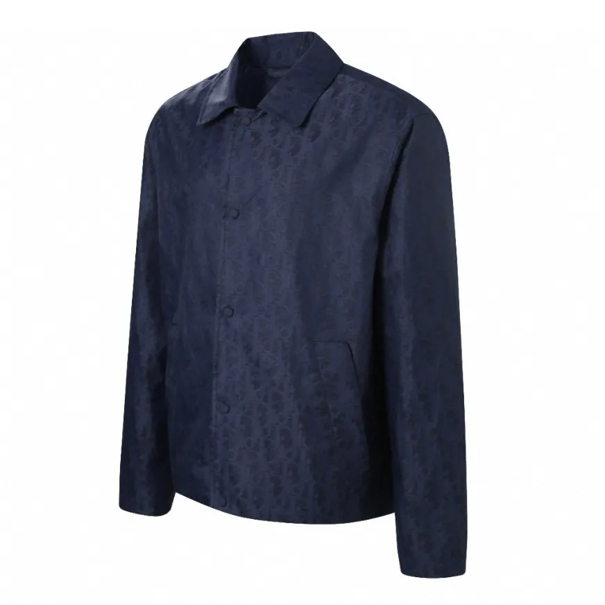 🅿️620 [Exclusive supply] CD full-frame jacquard lapel jacket (blue) The fabric is made of 100% nylon fabric. The ultra-fine denier yarn is made through precision weaving technology to achieve a fabric density of 580 needles/square inch, which is lightweight while building a strong frame. The microporous structure is breathable and water-repellent, greatly improving the performance of the finished product in multiple occasions. Advanced laser jacquard technology is used to form a concave and convex texture on the surface of the fabric, with a strong three-dimensional effect and a more obvious 3D effect. The pattern is clear and delicate, and the color is full and even. Size:46/48/50/52