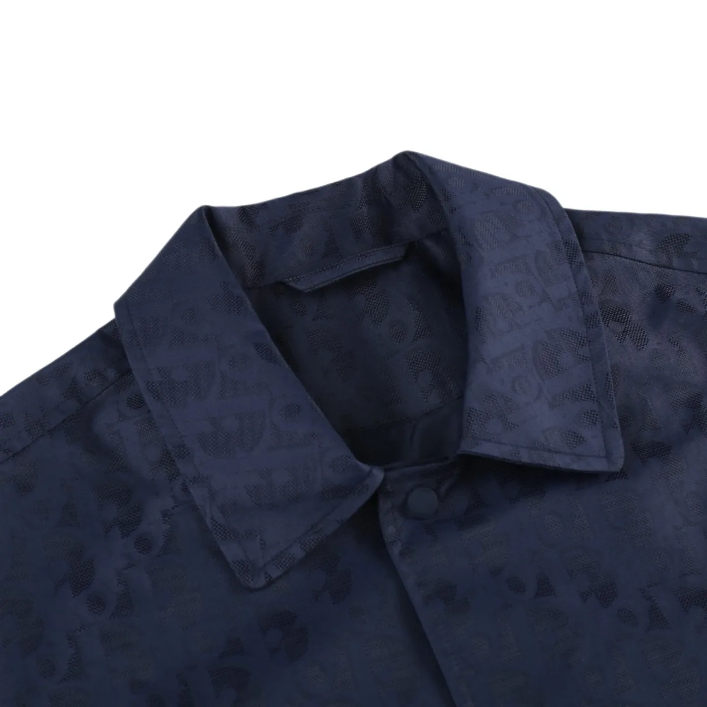 🅿️620 [Exclusive supply] CD full-frame jacquard lapel jacket (blue) The fabric is made of 100% nylon fabric. The ultra-fine denier yarn is made through precision weaving technology to achieve a fabric density of 580 needles/square inch, which is lightweight while building a strong frame. The microporous structure is breathable and water-repellent, greatly improving the performance of the finished product in multiple occasions. Advanced laser jacquard technology is used to form a concave and convex texture on the surface of the fabric, with a strong three-dimensional effect and a more obvious 3D effect. The pattern is clear and delicate, and the color is full and even. Size:46/48/50/52