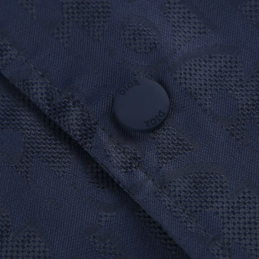 🅿️620 [Exclusive supply] CD full-frame jacquard lapel jacket (blue) The fabric is made of 100% nylon fabric. The ultra-fine denier yarn is made through precision weaving technology to achieve a fabric density of 580 needles/square inch, which is lightweight while building a strong frame. The microporous structure is breathable and water-repellent, greatly improving the performance of the finished product in multiple occasions. Advanced laser jacquard technology is used to form a concave and convex texture on the surface of the fabric, with a strong three-dimensional effect and a more obvious 3D effect. The pattern is clear and delicate, and the color is full and even. Size:46/48/50/52