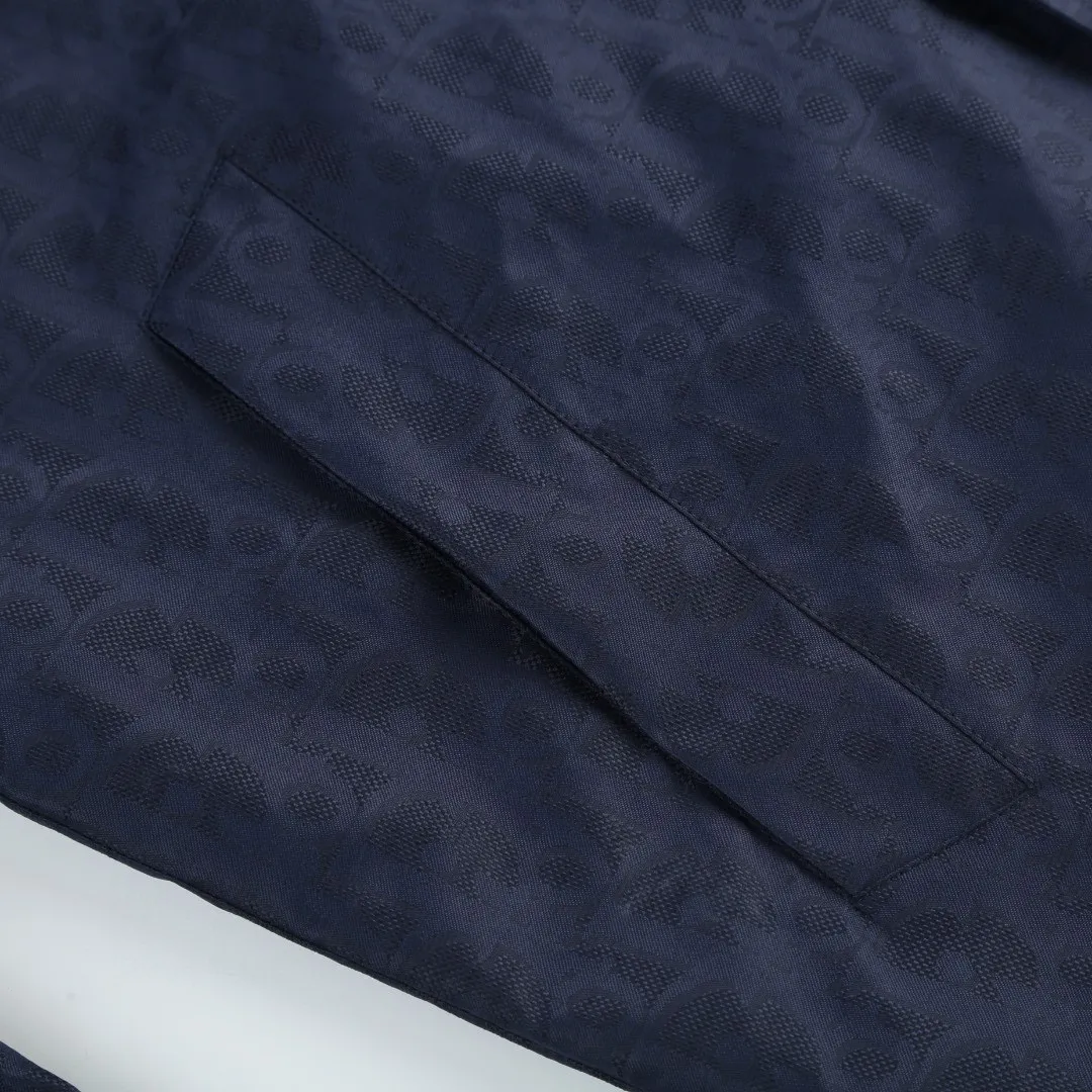🅿️620 [Exclusive supply] CD full-frame jacquard lapel jacket (blue) The fabric is made of 100% nylon fabric. The ultra-fine denier yarn is made through precision weaving technology to achieve a fabric density of 580 needles/square inch, which is lightweight while building a strong frame. The microporous structure is breathable and water-repellent, greatly improving the performance of the finished product in multiple occasions. Advanced laser jacquard technology is used to form a concave and convex texture on the surface of the fabric, with a strong three-dimensional effect and a more obvious 3D effect. The pattern is clear and delicate, and the color is full and even. Size:46/48/50/52