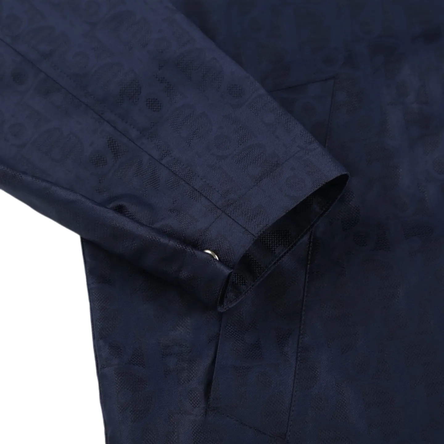 🅿️620 [Exclusive supply] CD full-frame jacquard lapel jacket (blue) The fabric is made of 100% nylon fabric. The ultra-fine denier yarn is made through precision weaving technology to achieve a fabric density of 580 needles/square inch, which is lightweight while building a strong frame. The microporous structure is breathable and water-repellent, greatly improving the performance of the finished product in multiple occasions. Advanced laser jacquard technology is used to form a concave and convex texture on the surface of the fabric, with a strong three-dimensional effect and a more obvious 3D effect. The pattern is clear and delicate, and the color is full and even. Size:46/48/50/52