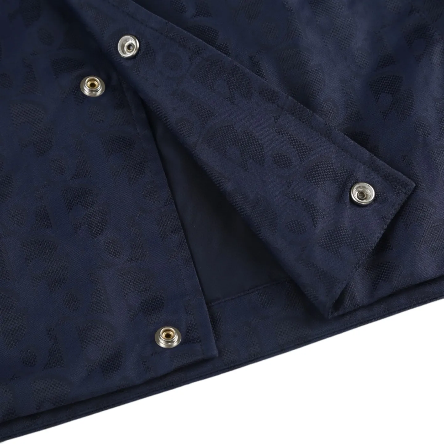 🅿️620 [Exclusive supply] CD full-frame jacquard lapel jacket (blue) The fabric is made of 100% nylon fabric. The ultra-fine denier yarn is made through precision weaving technology to achieve a fabric density of 580 needles/square inch, which is lightweight while building a strong frame. The microporous structure is breathable and water-repellent, greatly improving the performance of the finished product in multiple occasions. Advanced laser jacquard technology is used to form a concave and convex texture on the surface of the fabric, with a strong three-dimensional effect and a more obvious 3D effect. The pattern is clear and delicate, and the color is full and even. Size:46/48/50/52