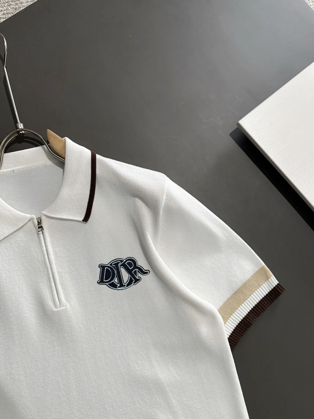 🅿️330 shipped next day, high quality Dior 2025 spring and summer new men's lapel short-sleeved T-shirt. Made of combed cotton yarn knitted cotton fabric, pure cotton high-weight special yarn, it feels full when weighed, and the upper body is more textured than ordinary T-shirts. This texture can cope with the weather easily and is suitable for both hot and cold! The pattern on the chest adopts three-dimensional embroidery technology, and is perfectly produced stitch by stitch with reference to the original version! Loose fit design, looks noble. Size: M to XXXL
