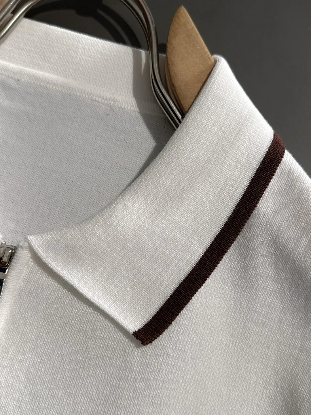 🅿️330 shipped next day, high quality Dior 2025 spring and summer new men's lapel short-sleeved T-shirt. Made of combed cotton yarn knitted cotton fabric, pure cotton high-weight special yarn, it feels full when weighed, and the upper body is more textured than ordinary T-shirts. This texture can cope with the weather easily and is suitable for both hot and cold! The pattern on the chest adopts three-dimensional embroidery technology, and is perfectly produced stitch by stitch with reference to the original version! Loose fit design, looks noble. Size: M to XXXL
