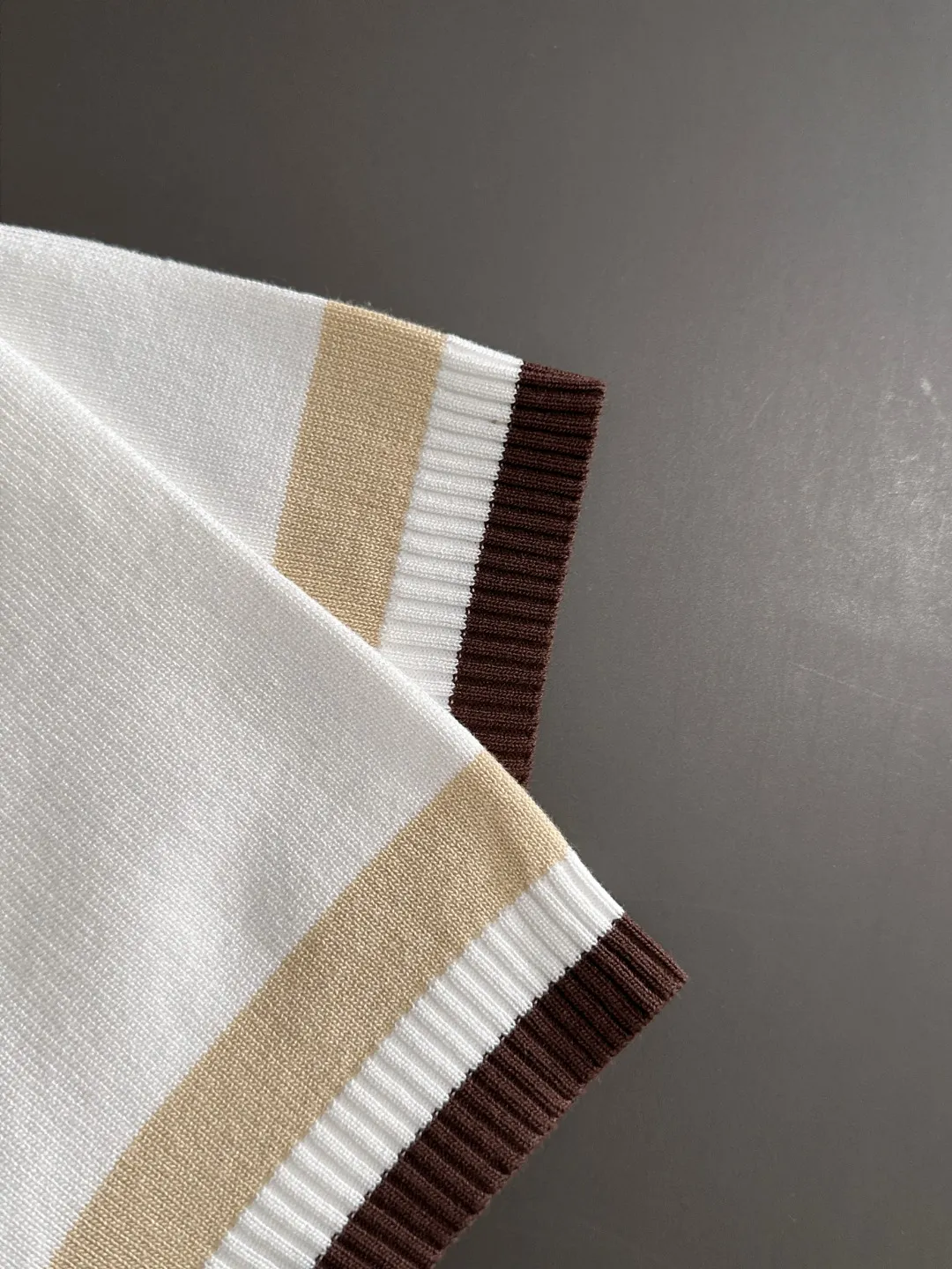 🅿️330 shipped next day, high quality Dior 2025 spring and summer new men's lapel short-sleeved T-shirt. Made of combed cotton yarn knitted cotton fabric, pure cotton high-weight special yarn, it feels full when weighed, and the upper body is more textured than ordinary T-shirts. This texture can cope with the weather easily and is suitable for both hot and cold! The pattern on the chest adopts three-dimensional embroidery technology, and is perfectly produced stitch by stitch with reference to the original version! Loose fit design, looks noble. Size: M to XXXL