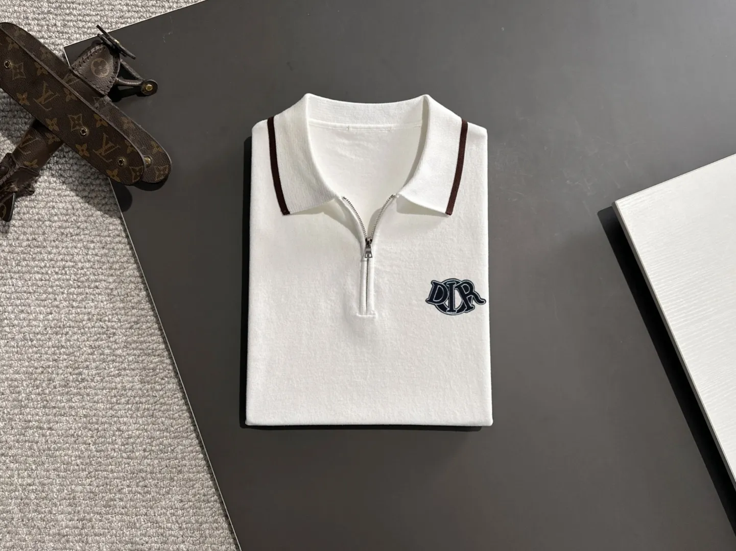🅿️330 shipped next day, high quality Dior 2025 spring and summer new men's lapel short-sleeved T-shirt. Made of combed cotton yarn knitted cotton fabric, pure cotton high-weight special yarn, it feels full when weighed, and the upper body is more textured than ordinary T-shirts. This texture can cope with the weather easily and is suitable for both hot and cold! The pattern on the chest adopts three-dimensional embroidery technology, and is perfectly produced stitch by stitch with reference to the original version! Loose fit design, looks noble. Size: M to XXXL