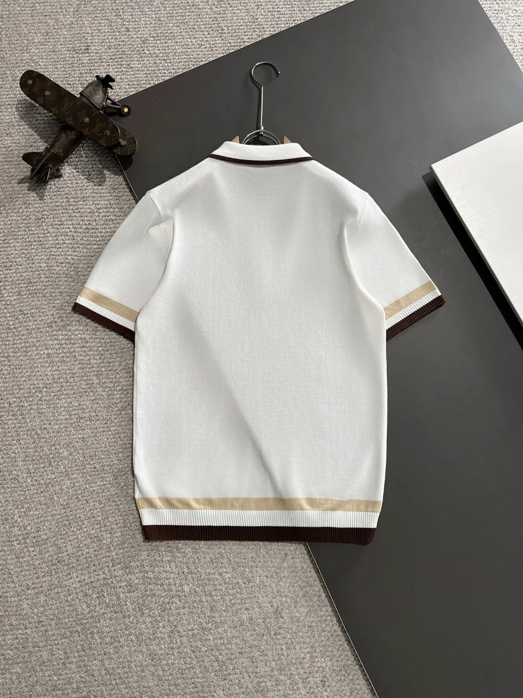 🅿️330 shipped next day, high quality Dior 2025 spring and summer new men's lapel short-sleeved T-shirt. Made of combed cotton yarn knitted cotton fabric, pure cotton high-weight special yarn, it feels full when weighed, and the upper body is more textured than ordinary T-shirts. This texture can cope with the weather easily and is suitable for both hot and cold! The pattern on the chest adopts three-dimensional embroidery technology, and is perfectly produced stitch by stitch with reference to the original version! Loose fit design, looks noble. Size: M to XXXL