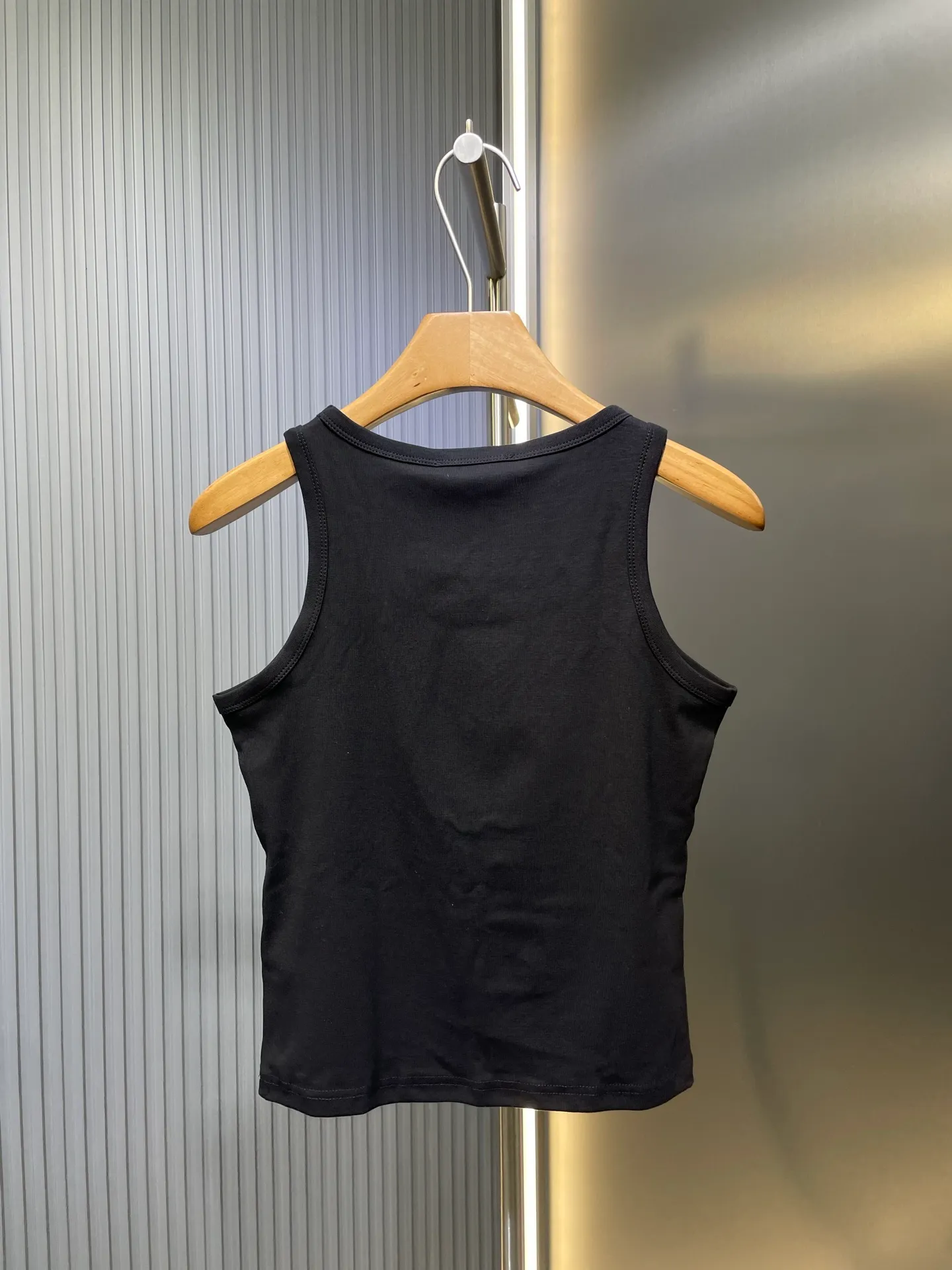 🅿️200 CD🌟25SS [Top Replica] Little Bee Embroidered Vest. A casual sense of high-end everywhere in life. Competent, simple and handsome. A simple vest gives the strongest street feel. Simple, refreshing and fashionable. It opens up the sweet-cool hot girl style. It can be worn alone or layered. It looks good and tonal when worn alone. It feels skin-friendly and will not pierce the flesh, and feels great. Black/White SML