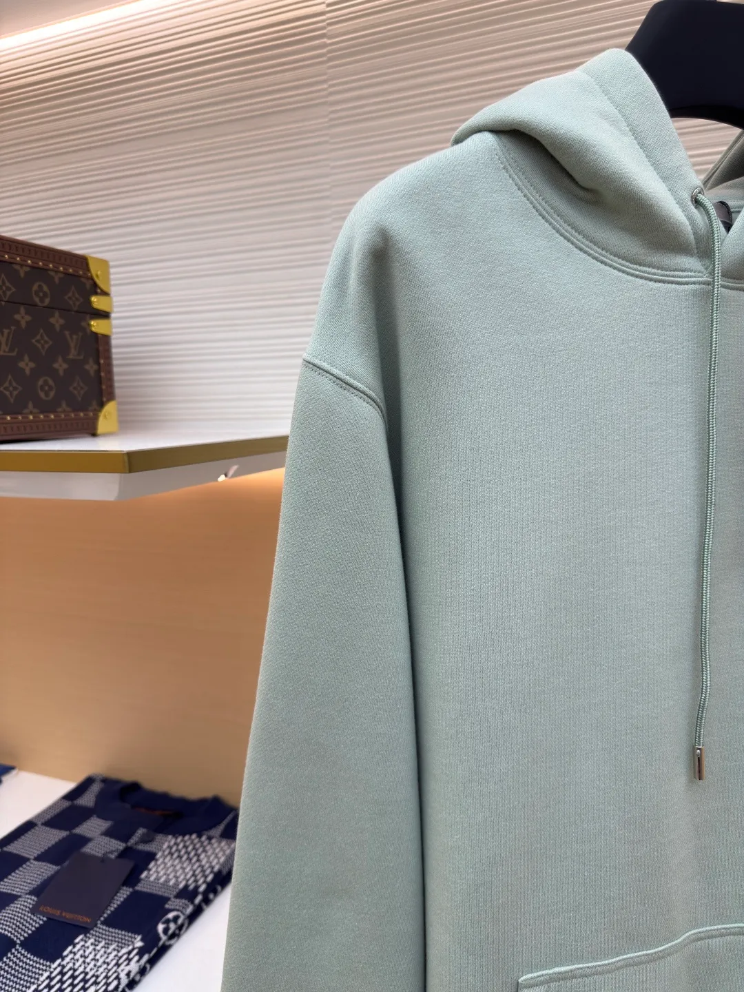 DIOR logo embroidered long-sleeved hoodie ●Authentic product: purchased and developed by 4074 ●Item number: 1680347-A85 ●Fabric: pure cotton fabric ●Technology: embroidery production ●Version: loose fit ●Weight: about 730 grams ●Size: S-M-L-XL ●Description: Made of customized cotton fabric, with classic high-density logo embroidery on the chest and velvet design on the inside. It can be matched with bottoms of the same season to create a fashionable look. It can be worn inside or outside to suit various occasions. Customized accessories, complete with three labels, same style for men and women!