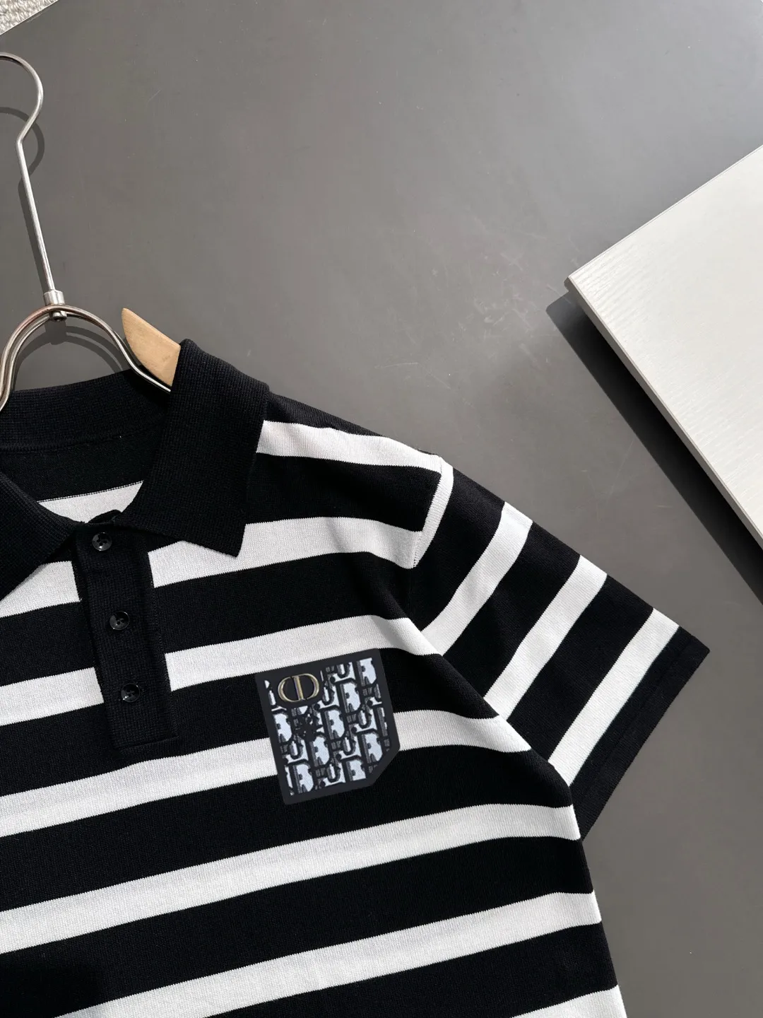 🅿️330 shipped next day. High quality Dior 2025 spring and summer new men's lapel short-sleeved T-shirt. Made of combed cotton yarn knitted cotton fabric. Pure cotton high-weight special yarn. It feels heavy when weighed. The upper body is also more textured than ordinary T-shirts. This texture can cope with the weather easily and is suitable for both hot and cold! The pattern on the chest adopts three-dimensional embroidery technology, and is perfectly produced stitch by stitch with reference to the original version! Loose fit design, looks noble. Size: M to XXXL