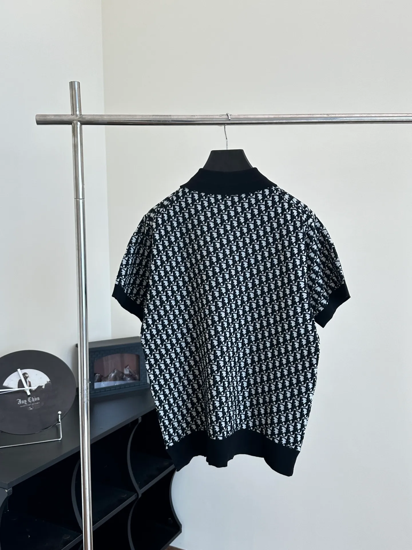 🅿️420 Dio/Dior 24 new oblique full-print jacquard knitted polo shirt Size: XS/S/M/L This knitted polo shirt is decorated with classic oblique printing. Crafted from white, blue and brown cotton jacquard, it has a straight fit and is enhanced with button fastening and ribbed details. Can be matched with various styles to show your personality.