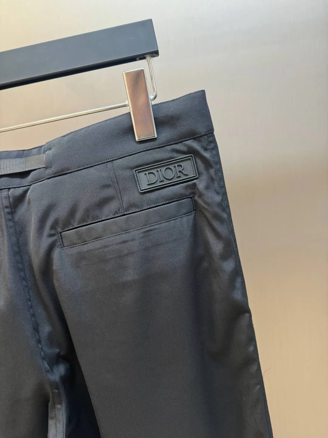 🅿️560 Dior metal buckle web trousers are made of small pique nylon fabric, customized with exclusive warp pulling on the beam to make a jacquard pan head, high-speed rapier weaving, matching 60s twill imitation Tencel cotton lining, and custom-made waistband hardware locks. The parts are hand-sprayed with glossy black paint, laser engraved with letters, side pockets with CD lettering and lacquered snap buttons, silicone stamp on the rear panel, scanned the original version and made three template corrections, 3D printed and molded in one step size: 44.46.48.50