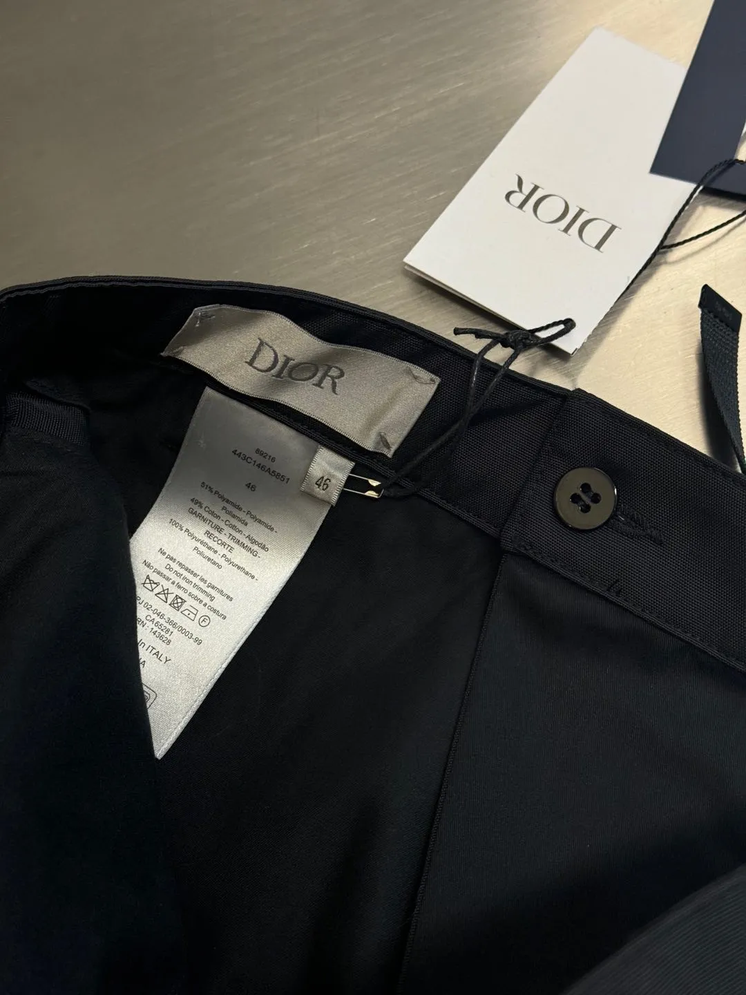🅿️560 Dior metal buckle web trousers are made of small pique nylon fabric, customized with exclusive warp pulling on the beam to make a jacquard pan head, high-speed rapier weaving, matching 60s twill imitation Tencel cotton lining, and custom-made waistband hardware locks. The parts are hand-sprayed with glossy black paint, laser engraved with letters, side pockets with CD lettering and lacquered snap buttons, silicone stamp on the rear panel, scanned the original version and made three template corrections, 3D printed and molded in one step size: 44.46.48.50